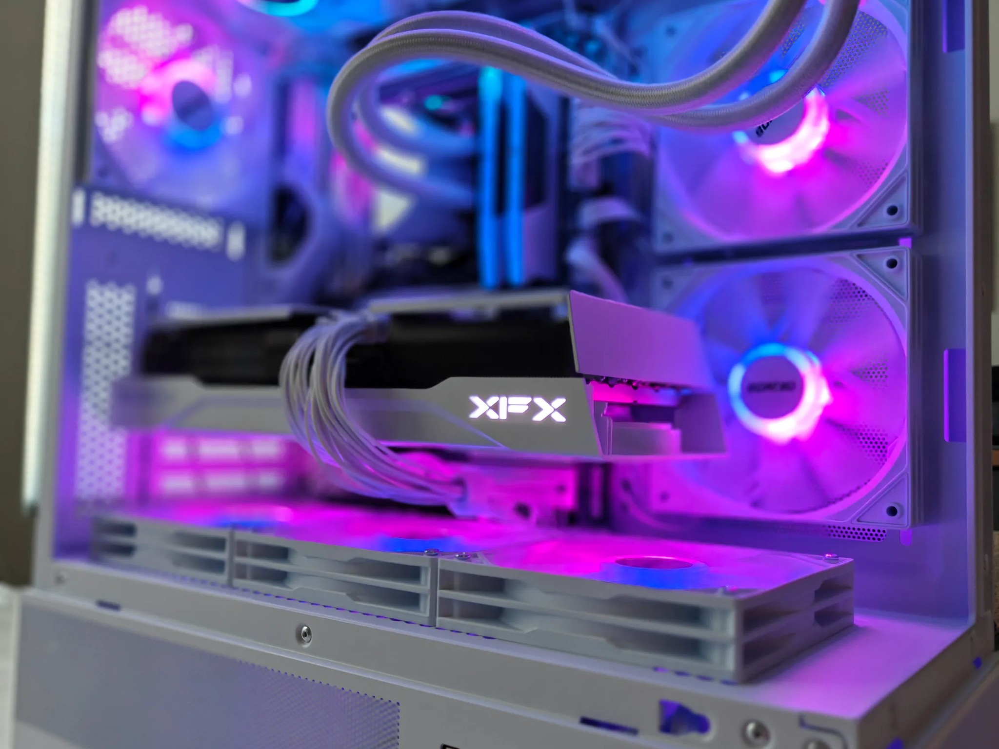 4K - 1440P - AMD Radeon RX 9070 XT - AMD Ryzen 7 7700X - 32GB DDR5 6000 - All White build