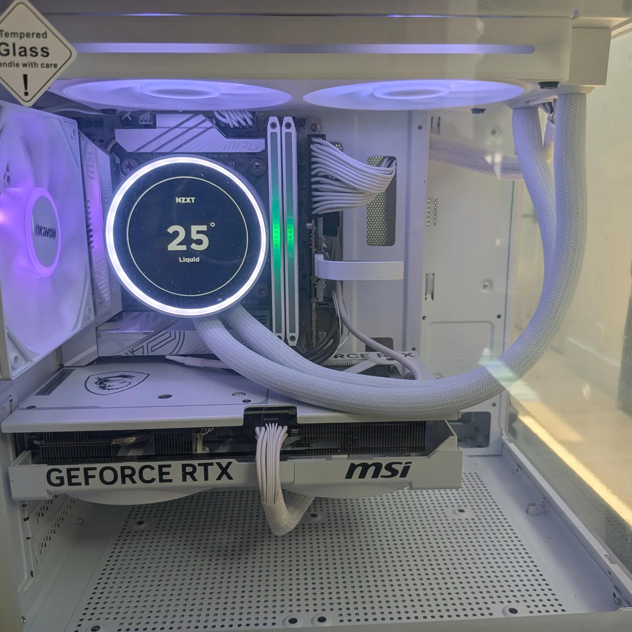 Saja Boys Ice - RTX 5070, Intel Core Ultra 7 265K, 32 GB DDR5, 2 TB Gen 4 NVME, RGB, Liquid Cooled