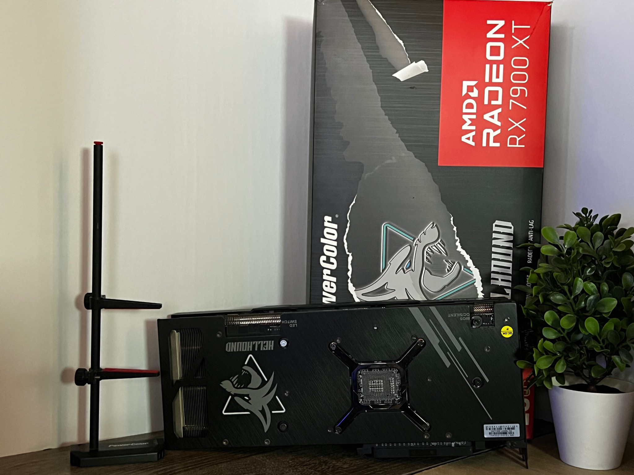 power color hellhound 7900xt 20g of ddr6 abel to play games at 4k comes with original box