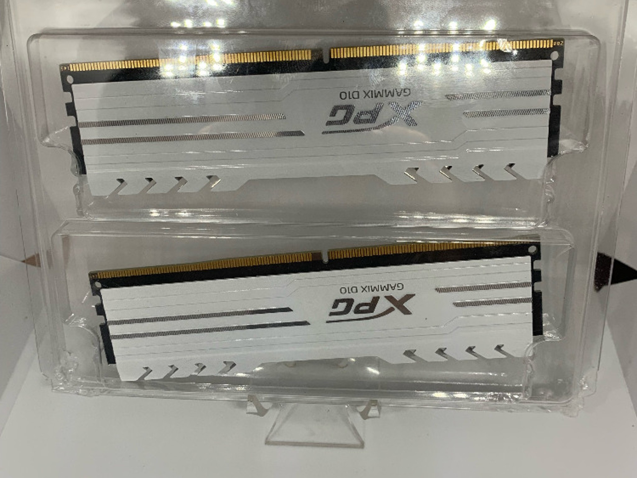 (Used) ADATA XPG GAMMIX D10 16 GB (2 x 8 GB) DDR4-3000 CL16 RAM White