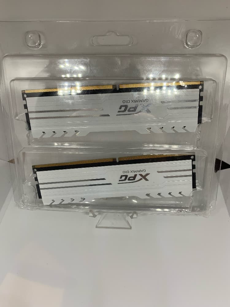 (Used) ADATA XPG GAMMIX D10 16 GB (2 x 8 GB) DDR4-3000 CL16 RAM White