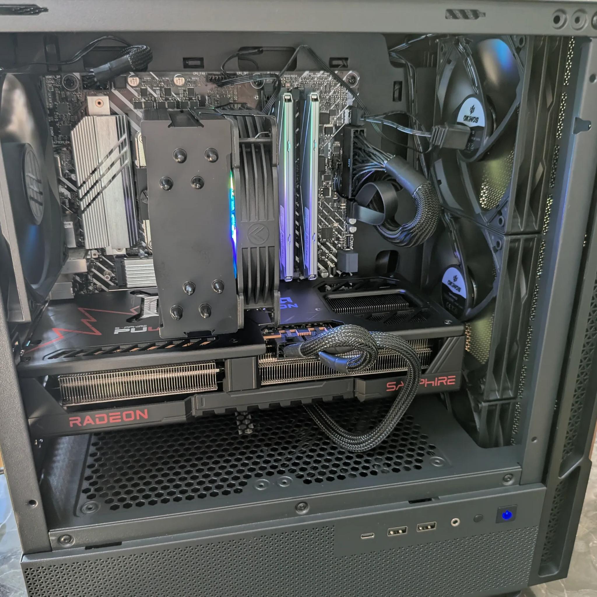 Walnut Wood RX 9070 PC - Intel Core i5 13th Gen, AMD Radeon RX 9070, 32 GB RAM, 4 TB SSD