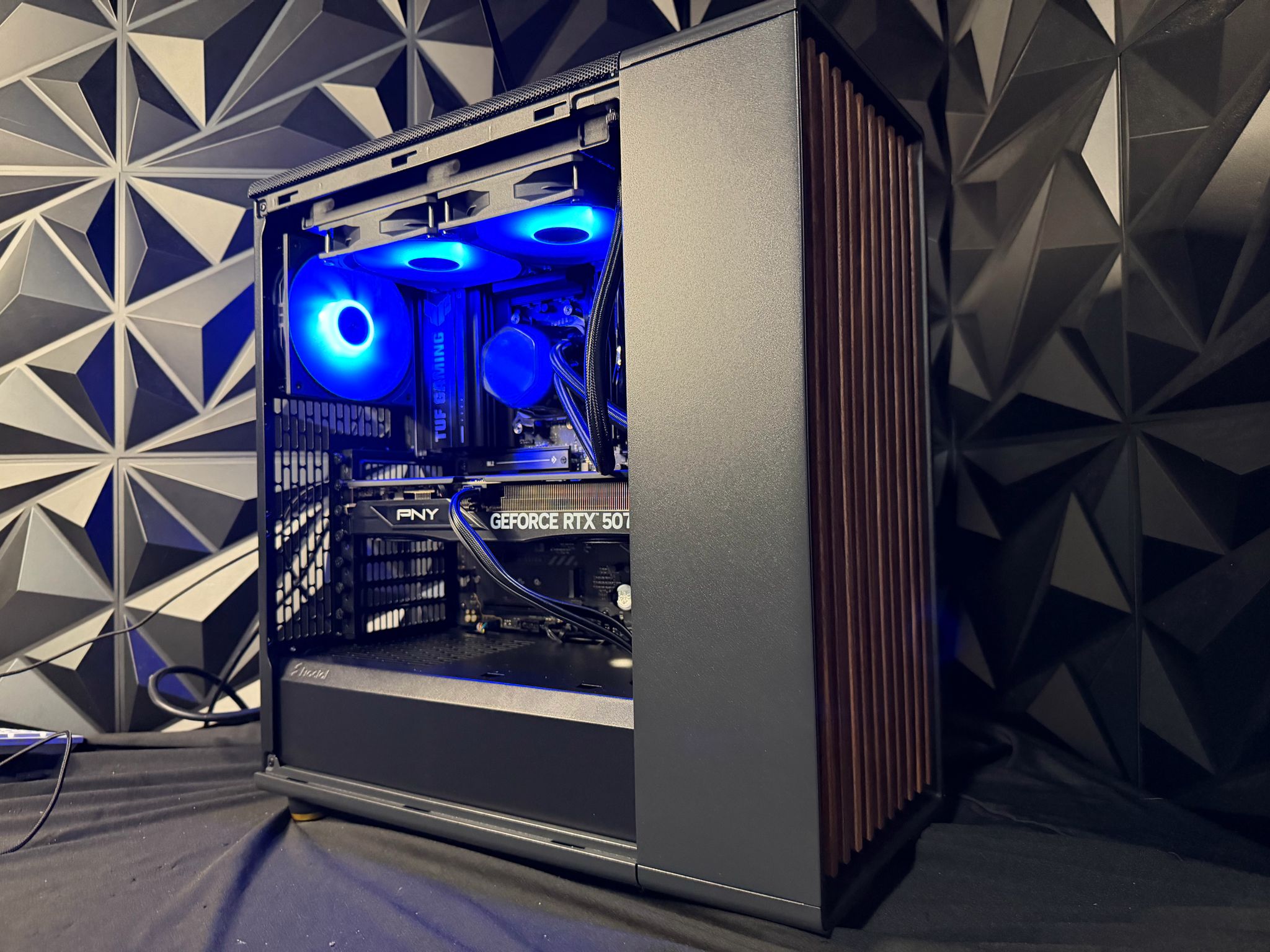 🌑🌲 Dark Oak 7670 🌑🌲 Ryzen 5 7600X3D | RTX 5070| 32 GB DDR5| 2 TB NVMe| 750 W PSU