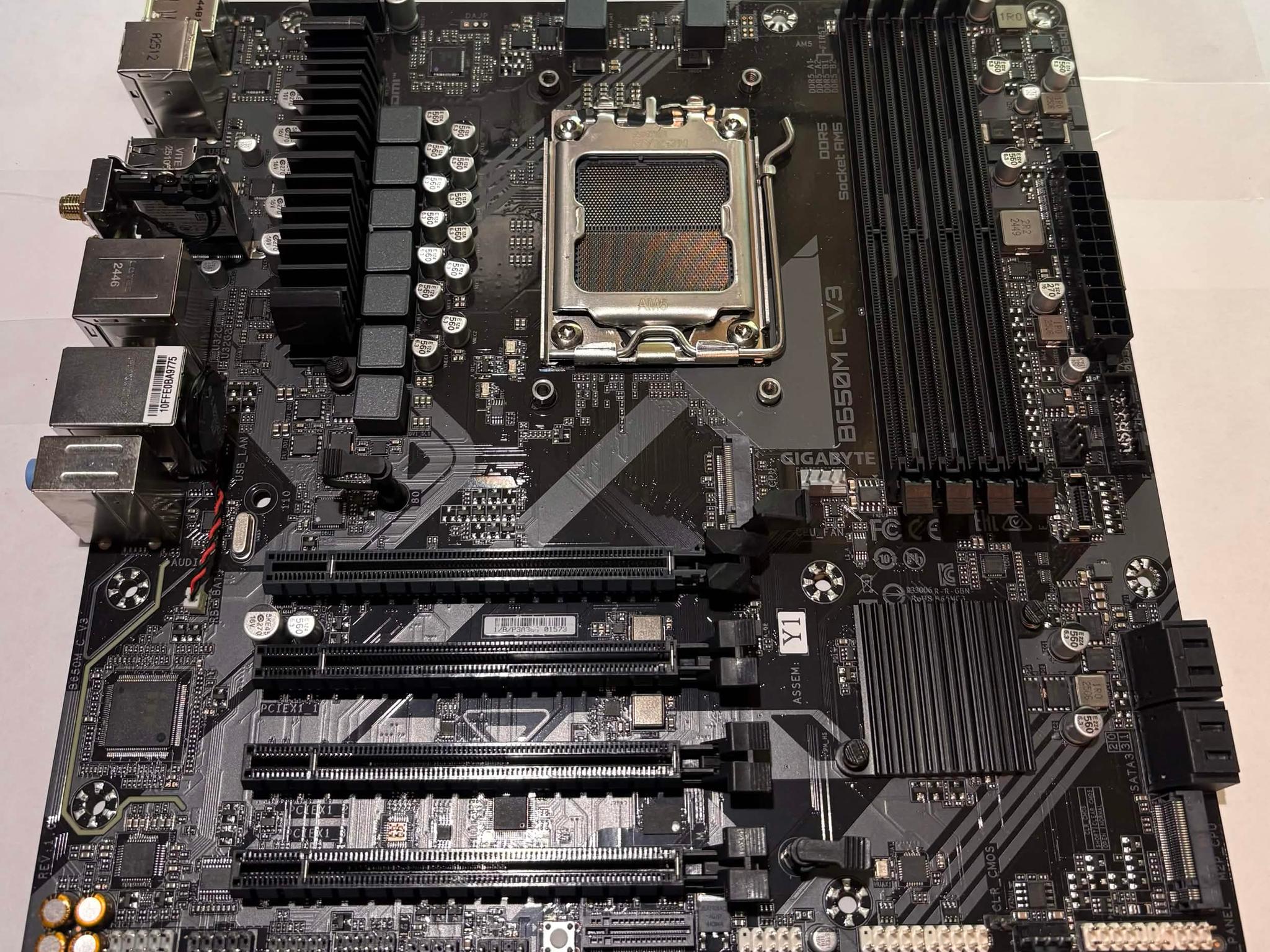 Gigabyte B650M D3HP AX AM5 Micro-ATX Motherboard | DDR5 | WiFi 6E | Ryzen 7000/8000/9000