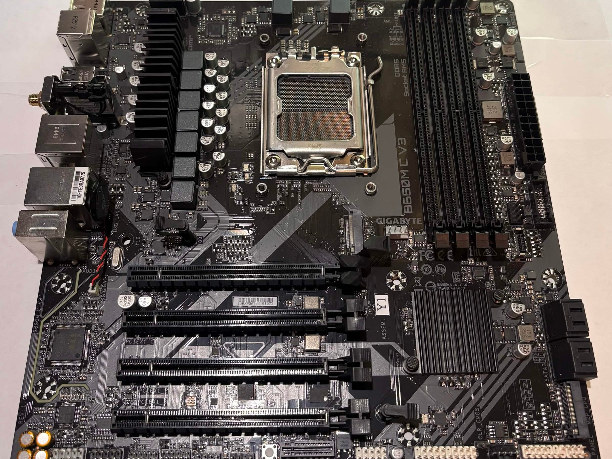 Gigabyte B650M D3HP AX AM5 Micro-ATX Motherboard | DDR5 | WiFi 6E | Ryzen 7000/8000/9000