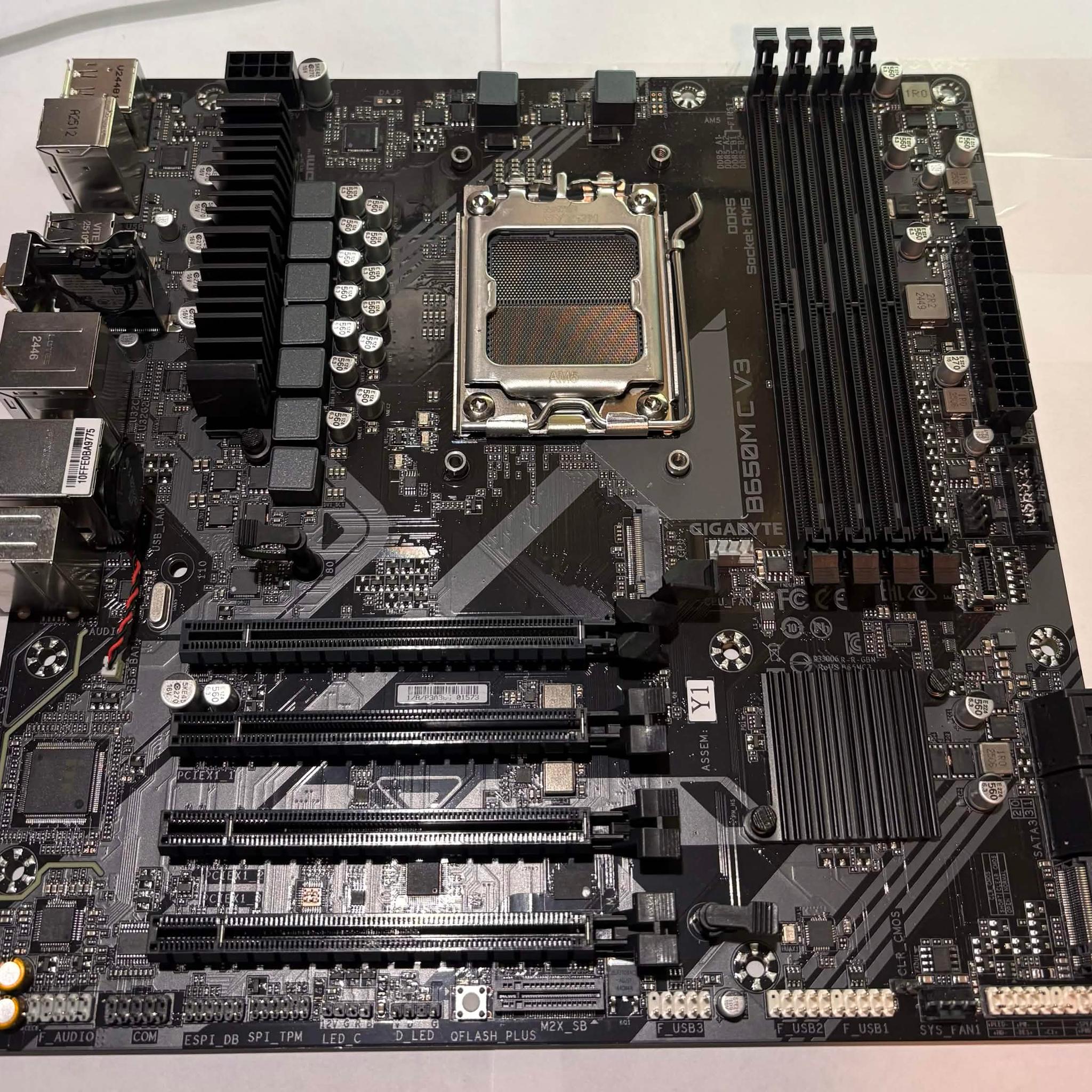 Gigabyte B650M D3HP AX AM5 Micro-ATX Motherboard | DDR5 | WiFi 6E | Ryzen 7000/8000/9000