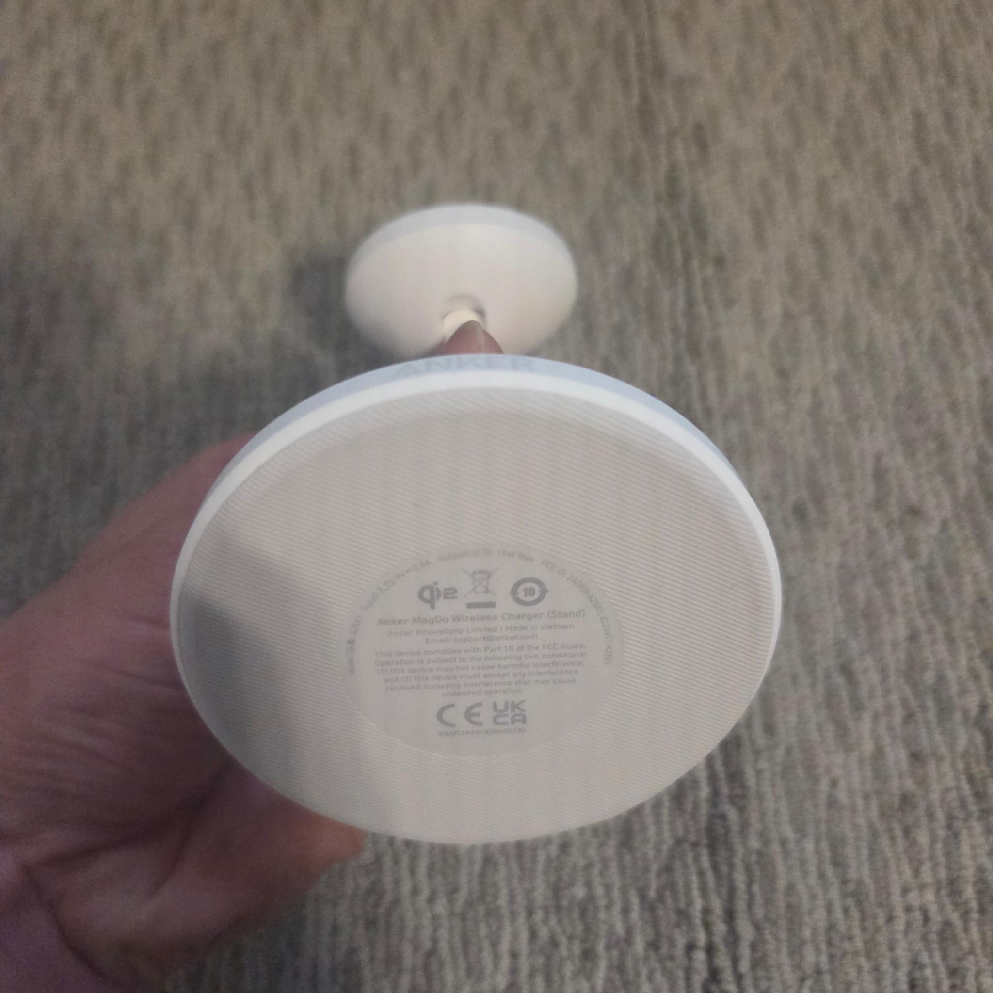 Anker mag go in white (excellent condition)