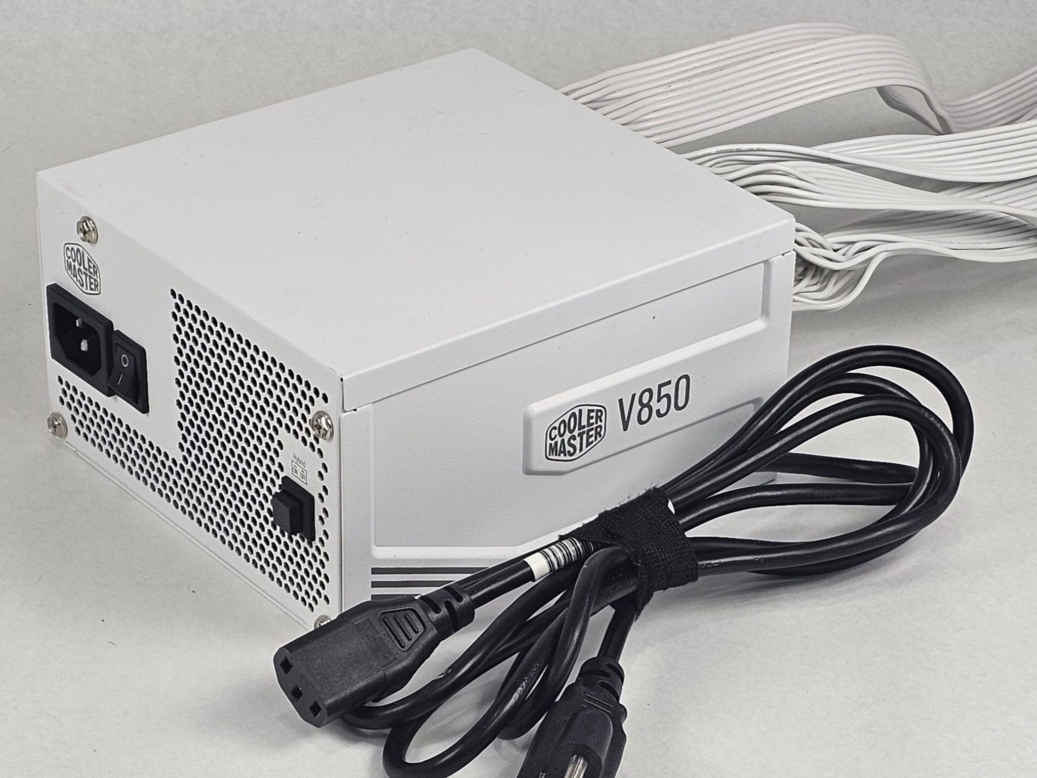 White 850 Watt PSU Cooler Master V850 Power Supply