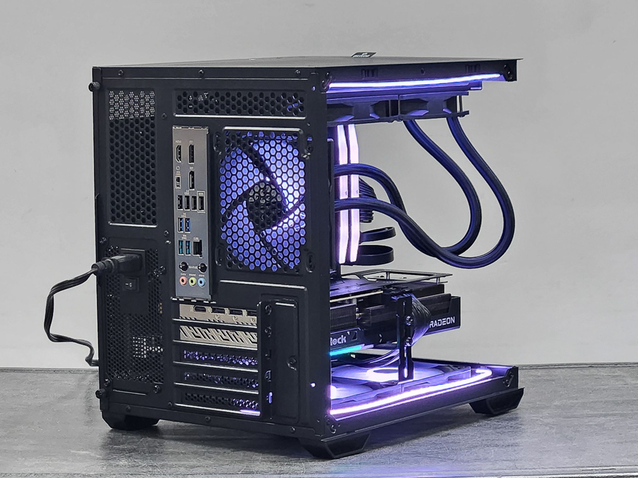 RX 9070 XT | Ryzen 7 7800X3D | Custom Liquid Cooled Gaming PC | 2TB SSD | 32GB DDR5 | Win 11 Pro