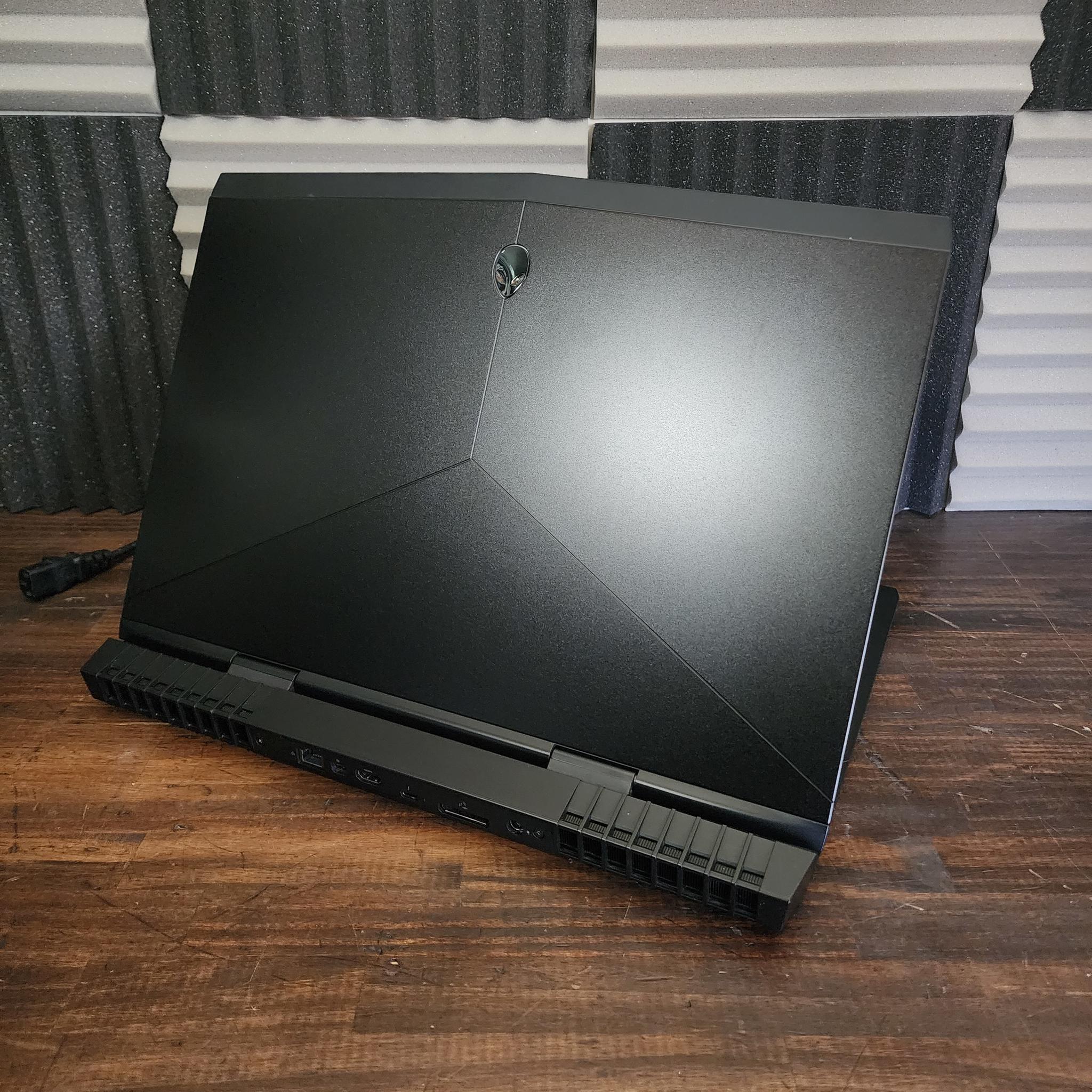 👽 GeForce GTX 1070 8GB // Intel Core i7 8750H // SK Hynix 16GB 2400MHz : Alienware 17 R5