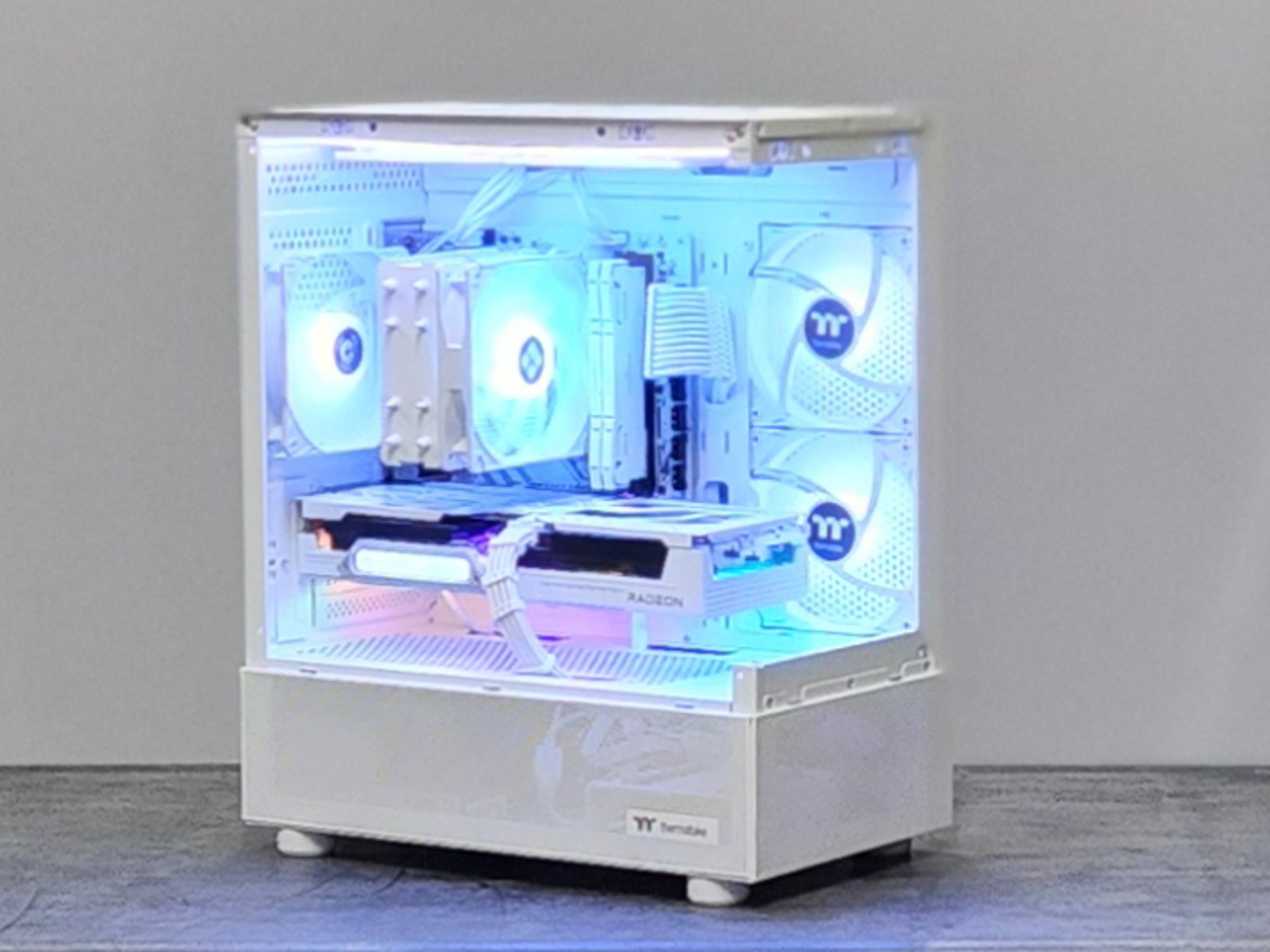 "White Lightning ⚡️💻 | RX 9060 XT 16GB 🚀 Ryzen 5 3600X | 32GB RAM | 1TB SSD | Win 11 Pro 🎮"