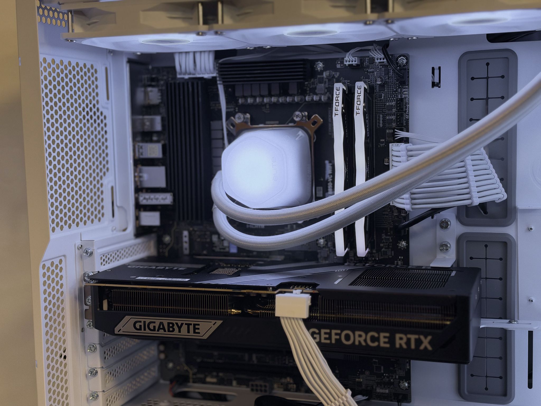 White Gaming PC - RTX 5070 Ti