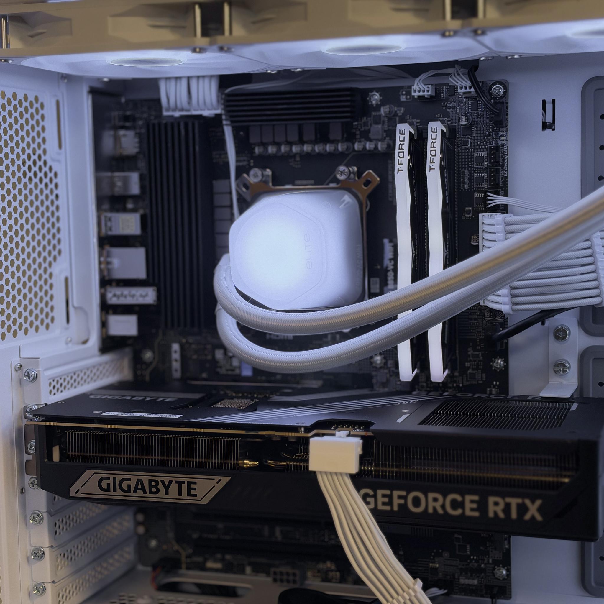 White Gaming PC - RTX 5070 Ti