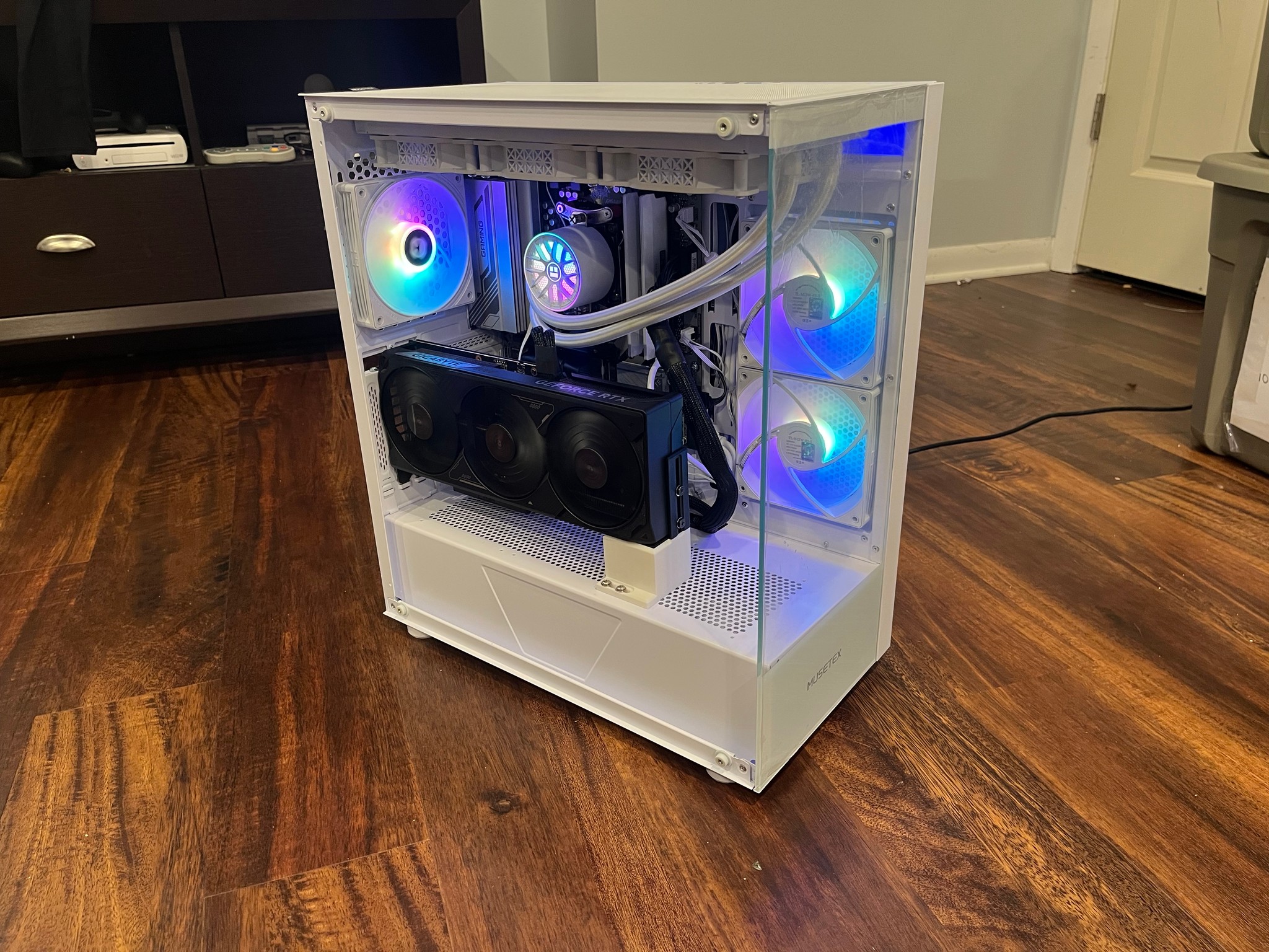 BEAST IN WHITE - GeForce RTX5070ti Ryzen 7700X 32GB DDR5 - 360 AIO