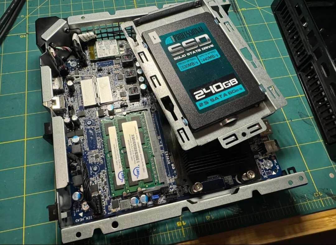 Dell Alienware Alpha R1 D07U i3 4130T, 16GB RAM, GTX 860M and a 240GB SSD