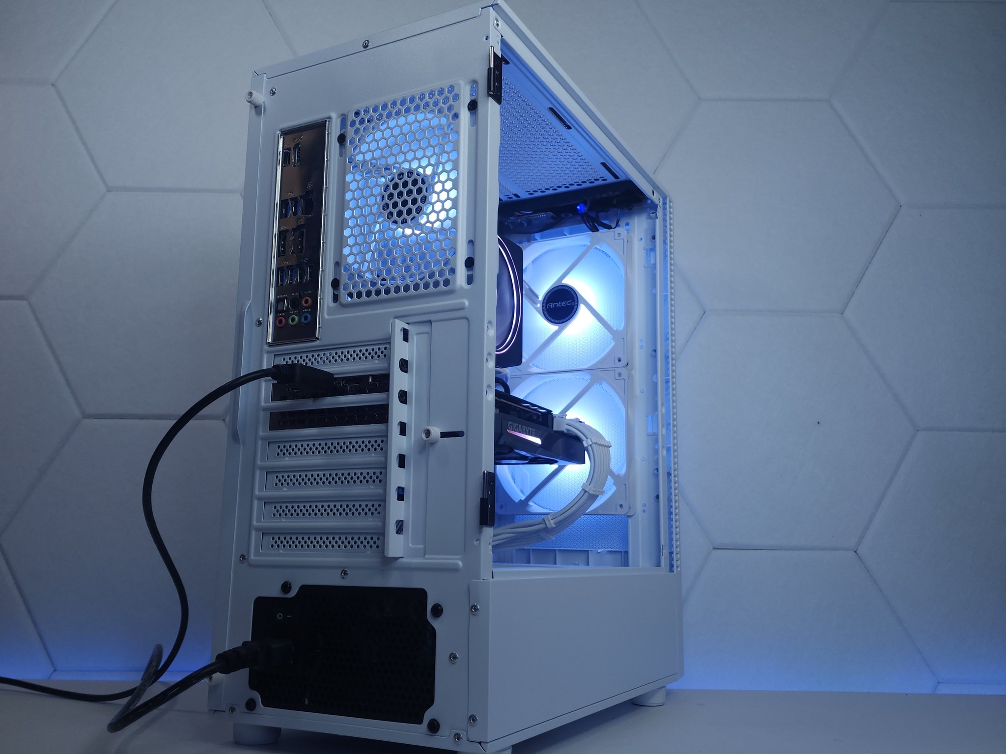 💙🤍RTX 3070 | Ryzen 5 5600G | 16GB 3200MHz | 1TB NVMe SSD