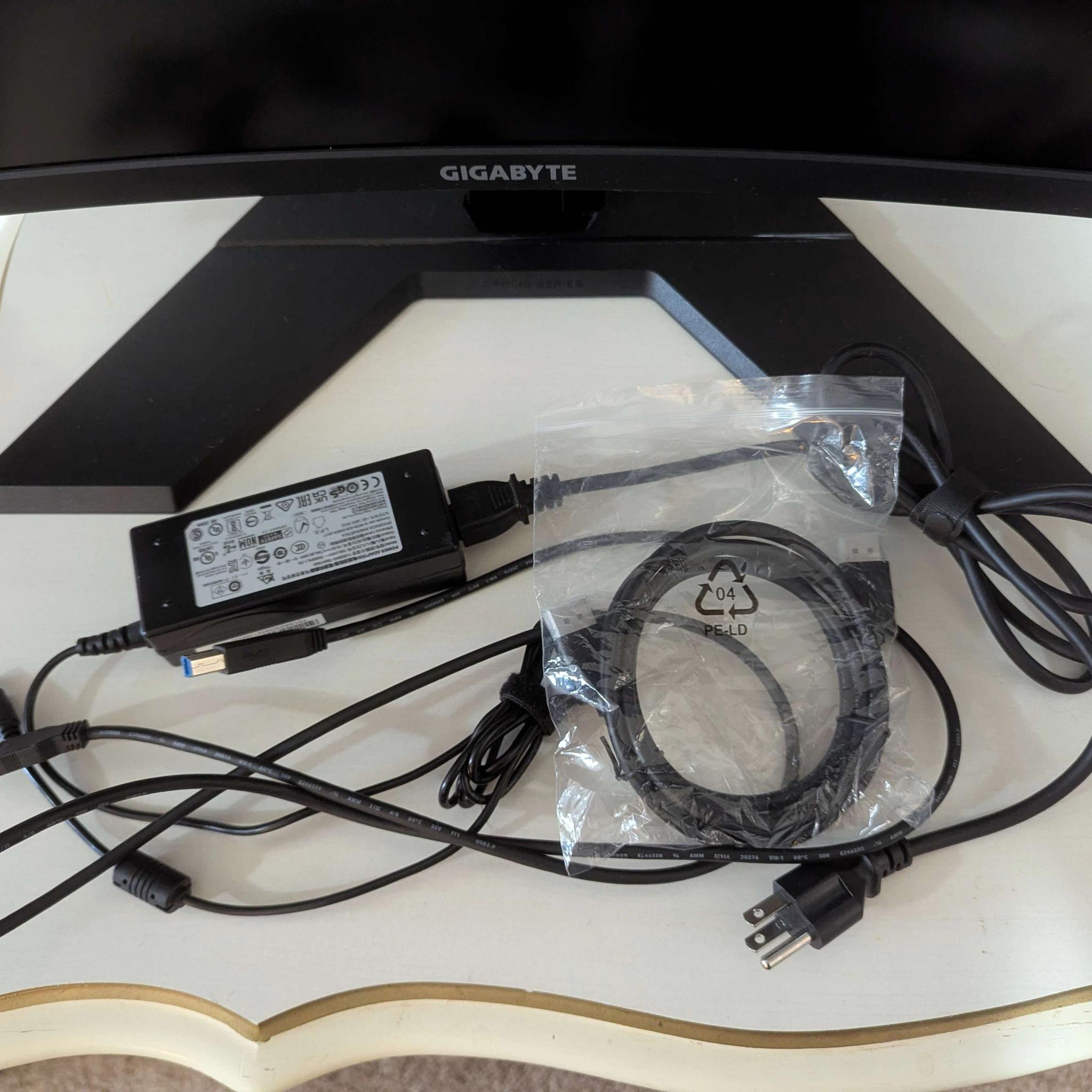 Gigabyte M32QC 32in 1440p 165hz 170hz oc 1ms 1500R curved
