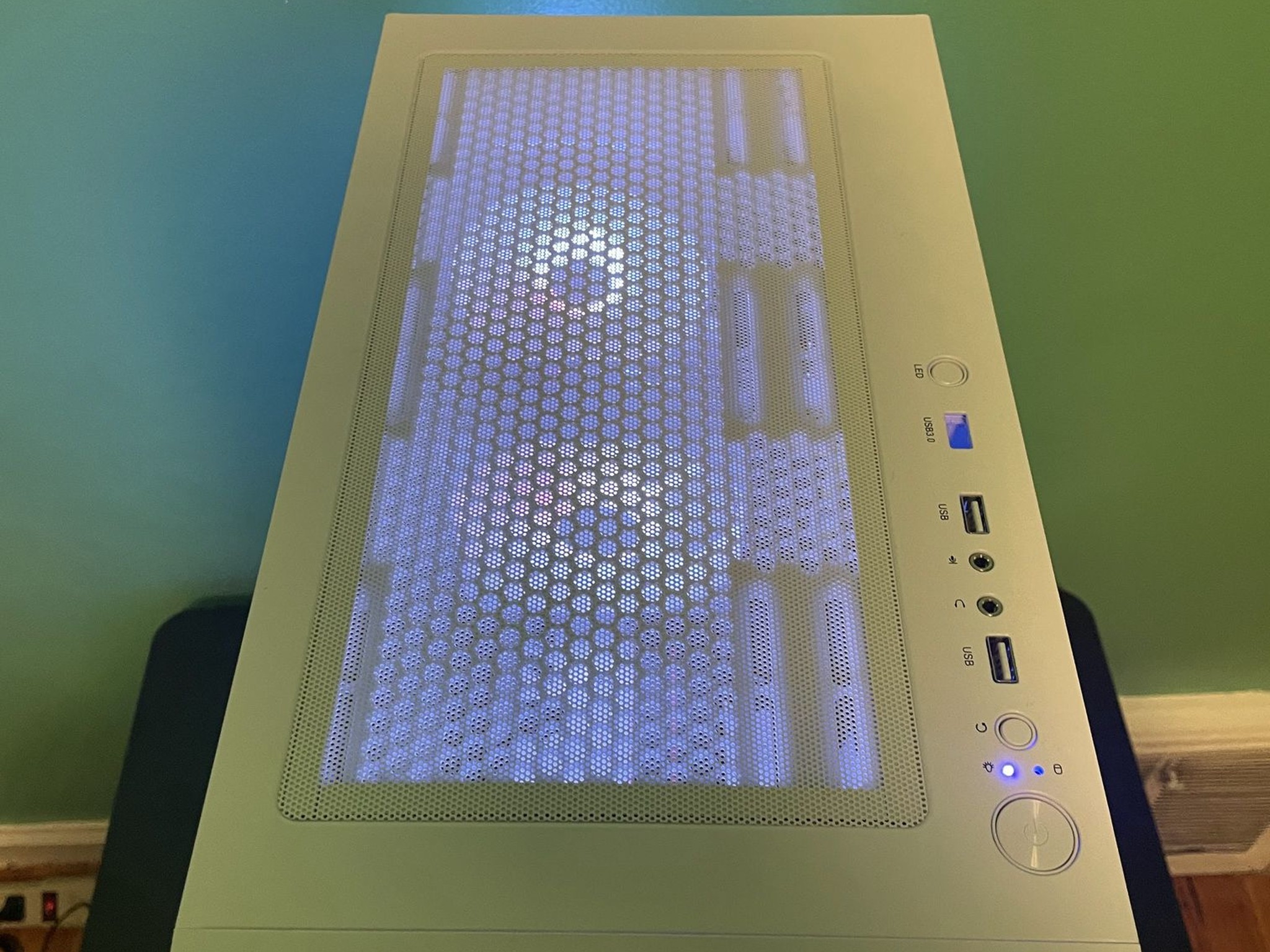 Frost White Budget Gaming PC | Intel i7 / AMD RX580 / 8GB / 1.1TB Win 11 Pro + Wi-Fi