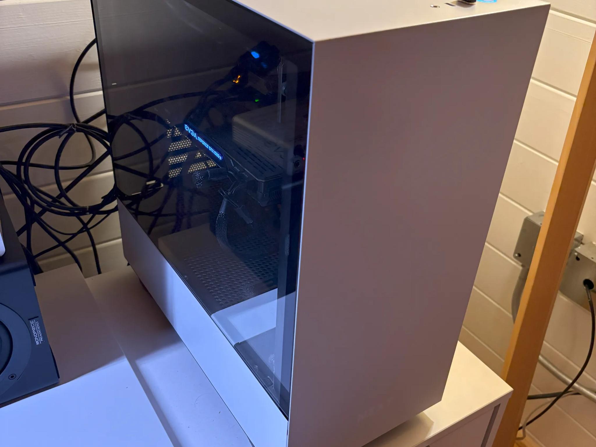 🖥️ Used Custom White NZXT H500i Gaming PC – i5‑8600K / GTX 1080 Ti / 16 GB DDR4 / 500 GB SSD