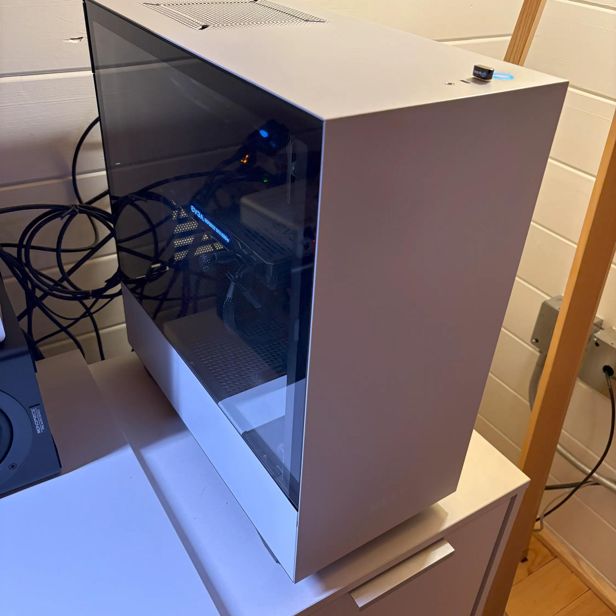 🖥️ Used Custom White NZXT H500i Gaming PC – i5‑8600K / GTX 1080 Ti / 16 GB DDR4 / 500 GB SSD