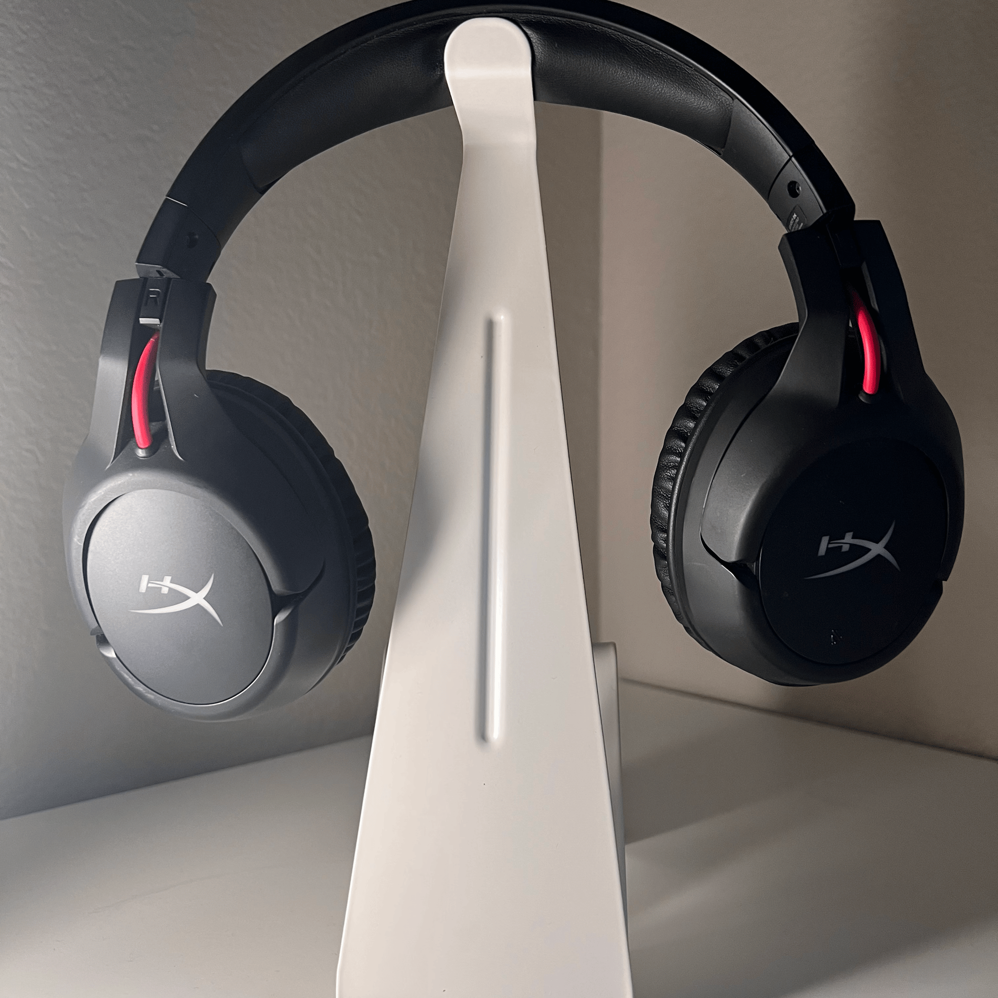 WIRELESS  Noise-cancelling Hyperx Headset 30HR long lasting battery