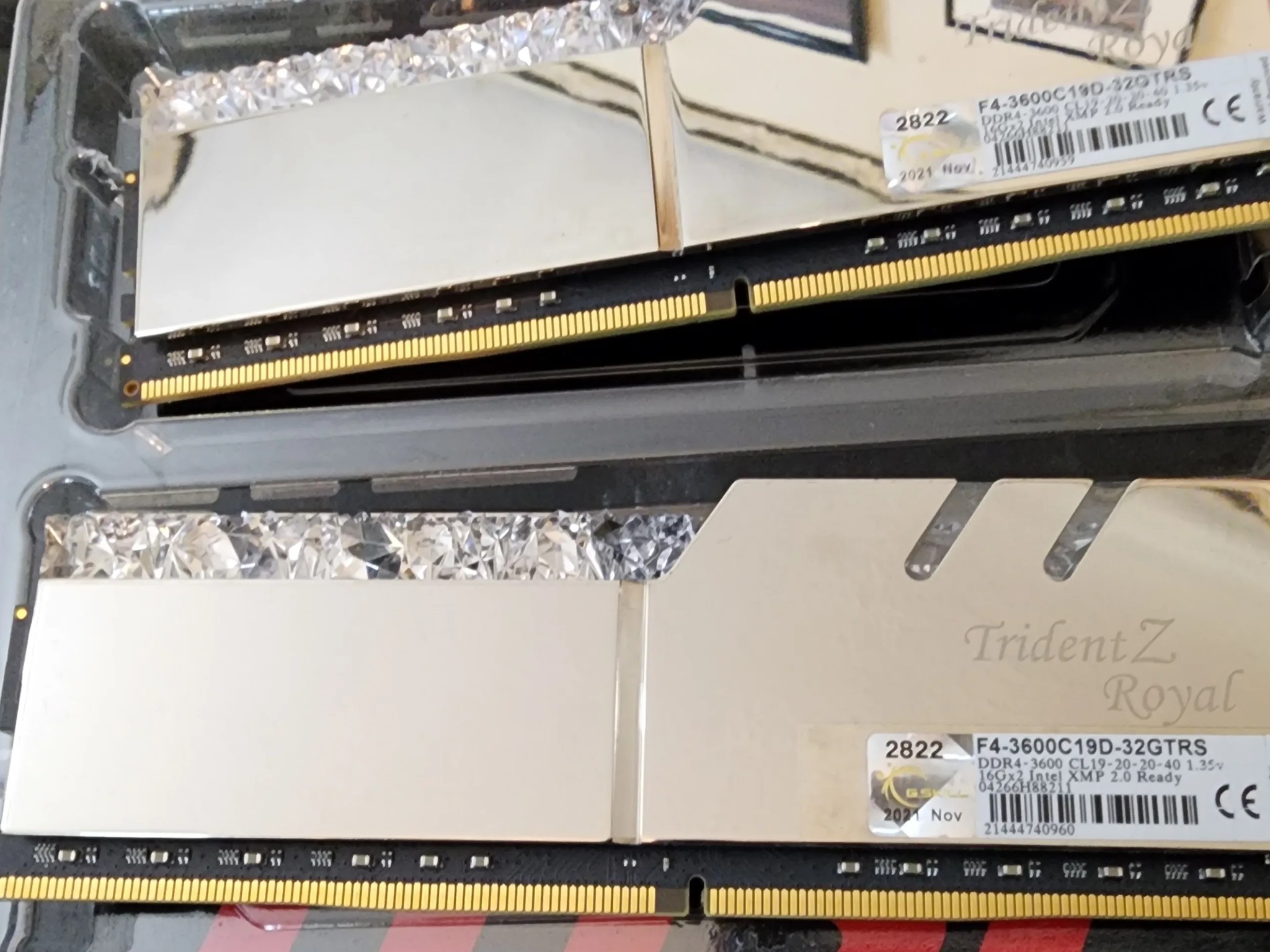 G.SKILL F4-3600C19D-32GTRS Trident Z Royal DDR4-3600 CL19-20-20-40 1.35V 32GB (2x16GB) ARGB