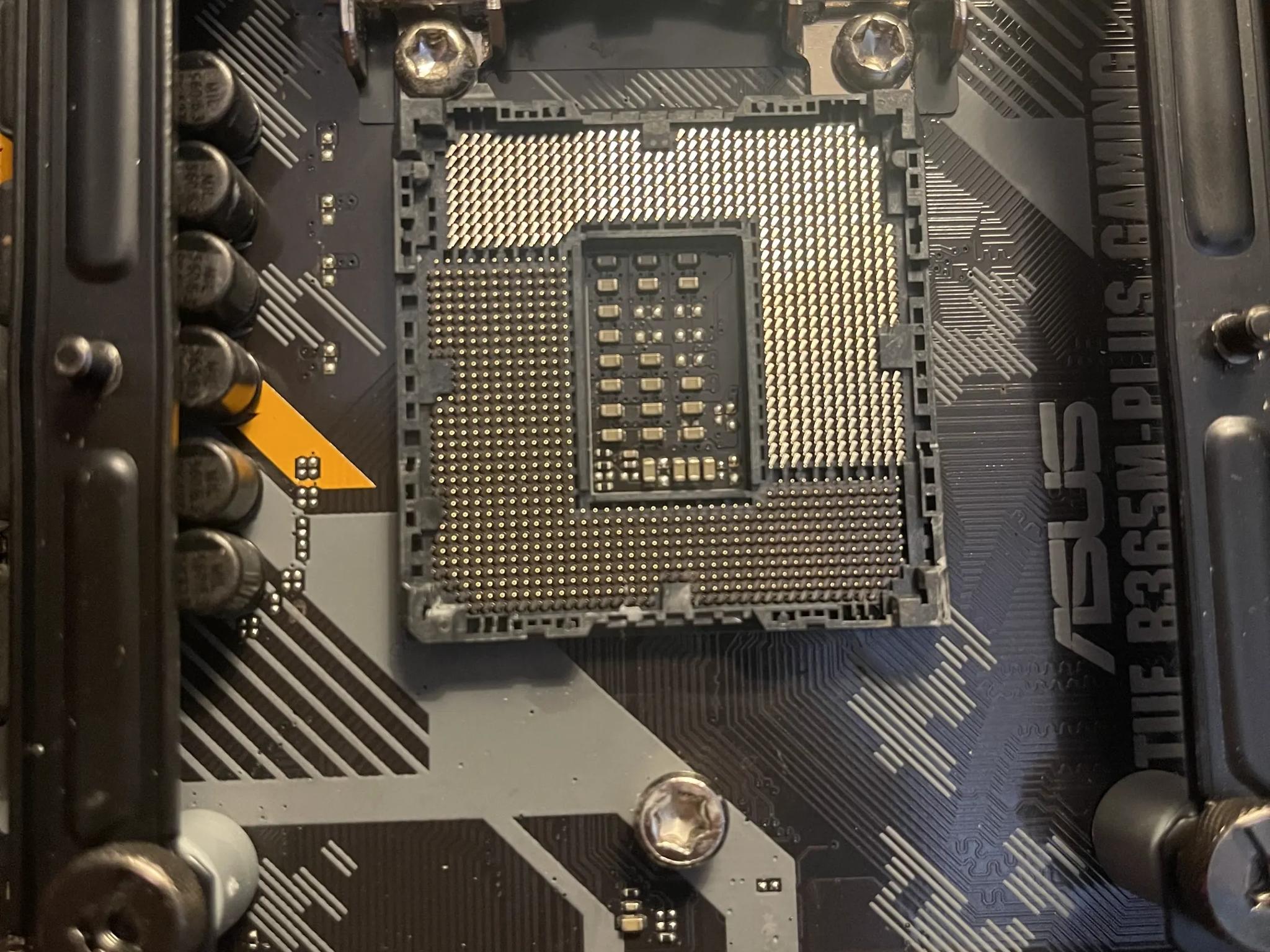 B365M TUF | Intel i7 9700KF | 16 GB DDR4 3000 MHZ CL15