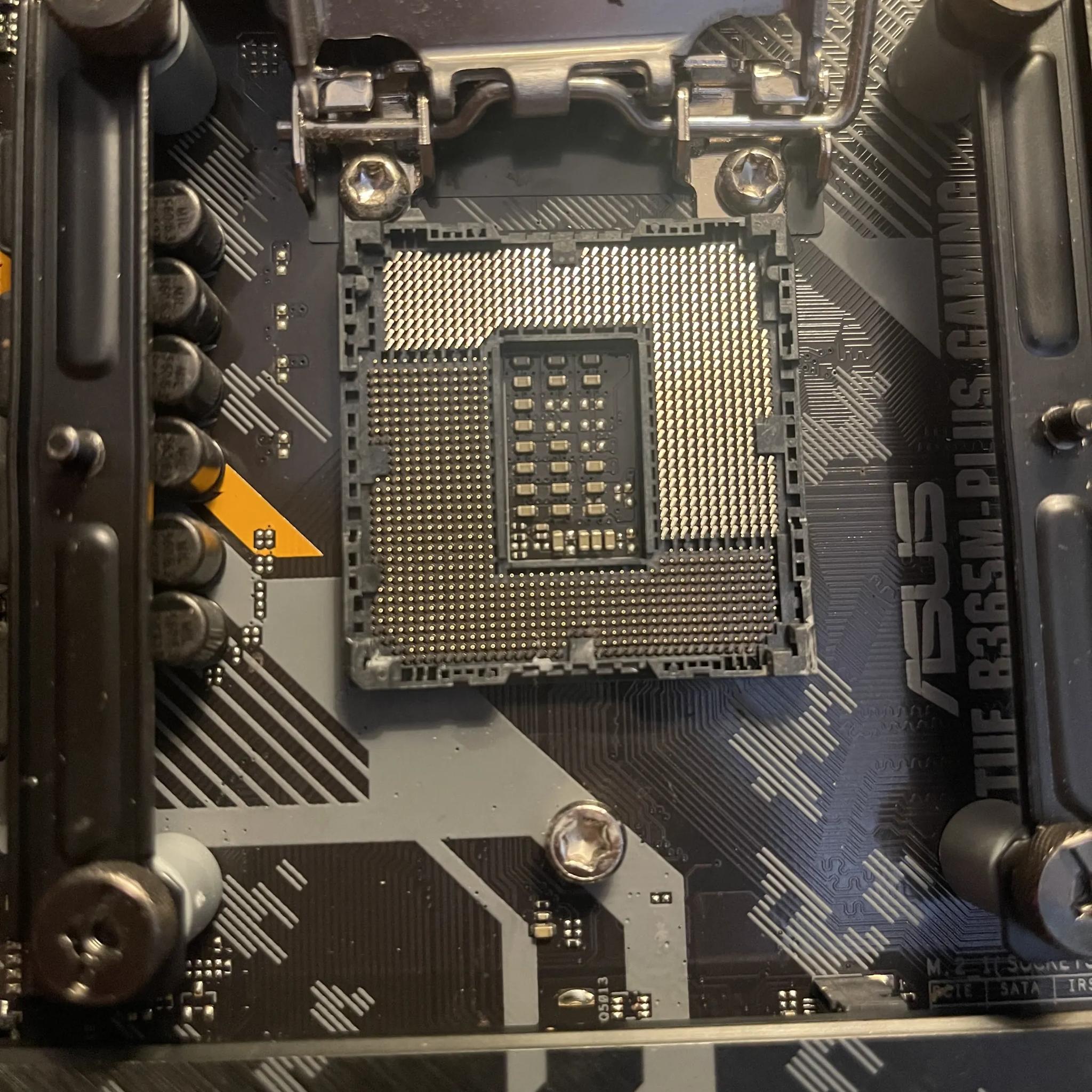 B365M TUF | Intel i7 9700KF | 16 GB DDR4 3000 MHZ CL15