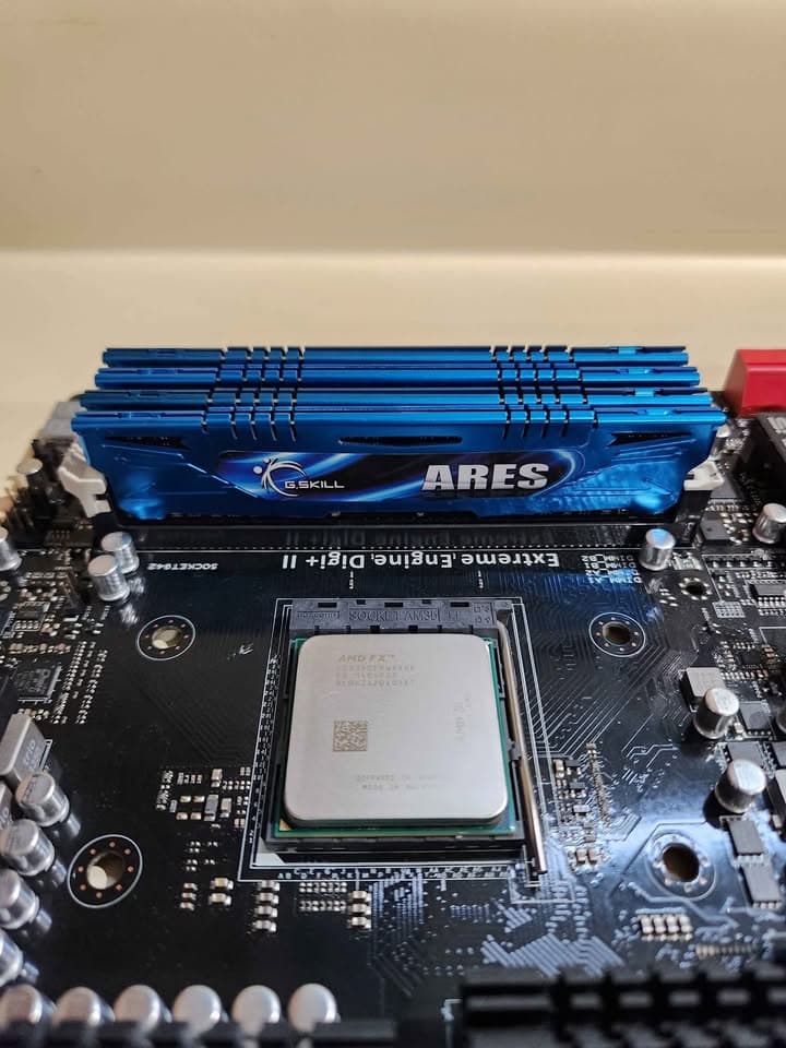 Asus Crosshair V Formula-Z ATX AM3+ Motherboard w/ CPU AMD FX-8350 and DR3 Ram 32GB (4x8GB)