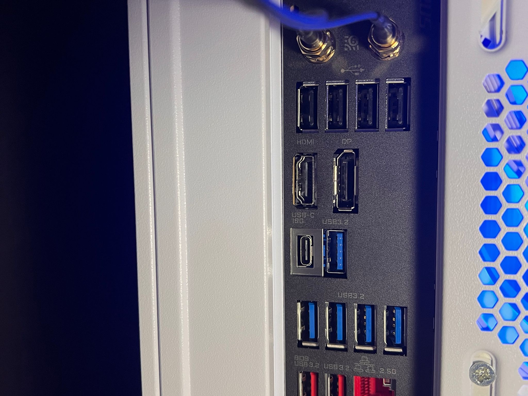 white and black 7800x3d 4080super 32g ddr5 6000mhz please read description
