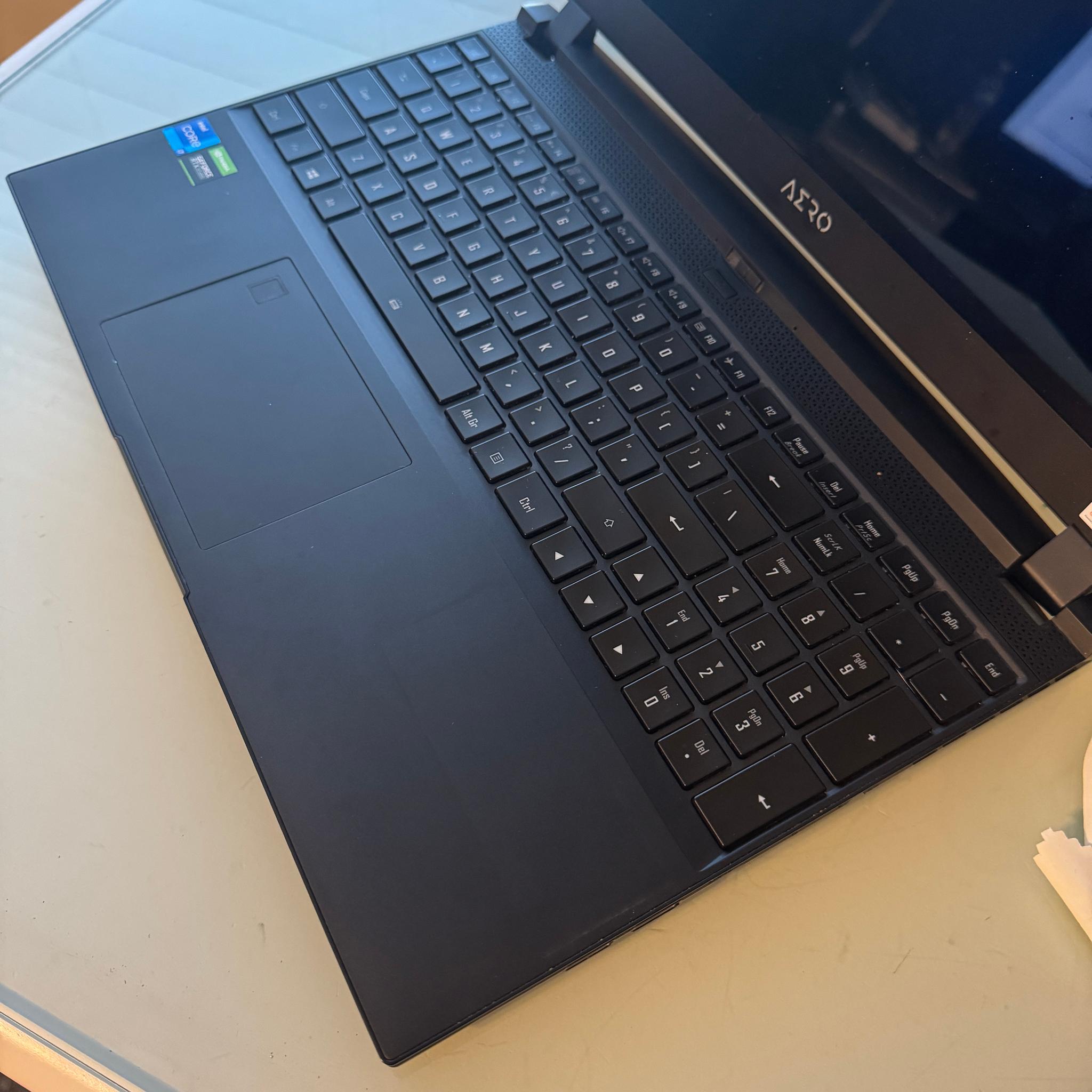 GIGABYTE Aero 15.6" 4K OLED Laptop - Intel Core i7-11800H - 16GB - NVIDIA GeForce RTX 3060 1TB SSD