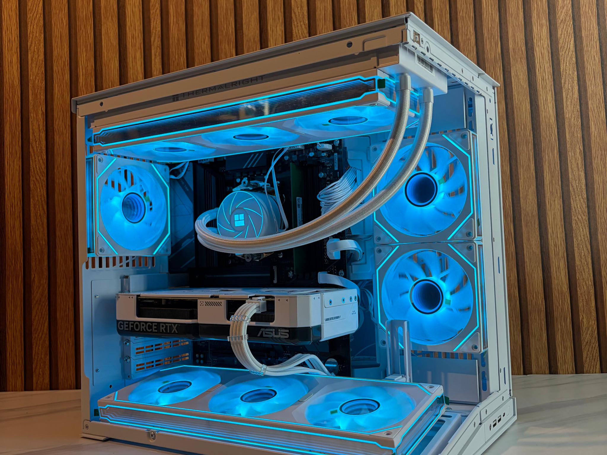 RTX 4070 | RYZEN 5 9600X | 16GB DDR5 | 2TB NVME | 650W | 360MM AIO | Windows 11 pro