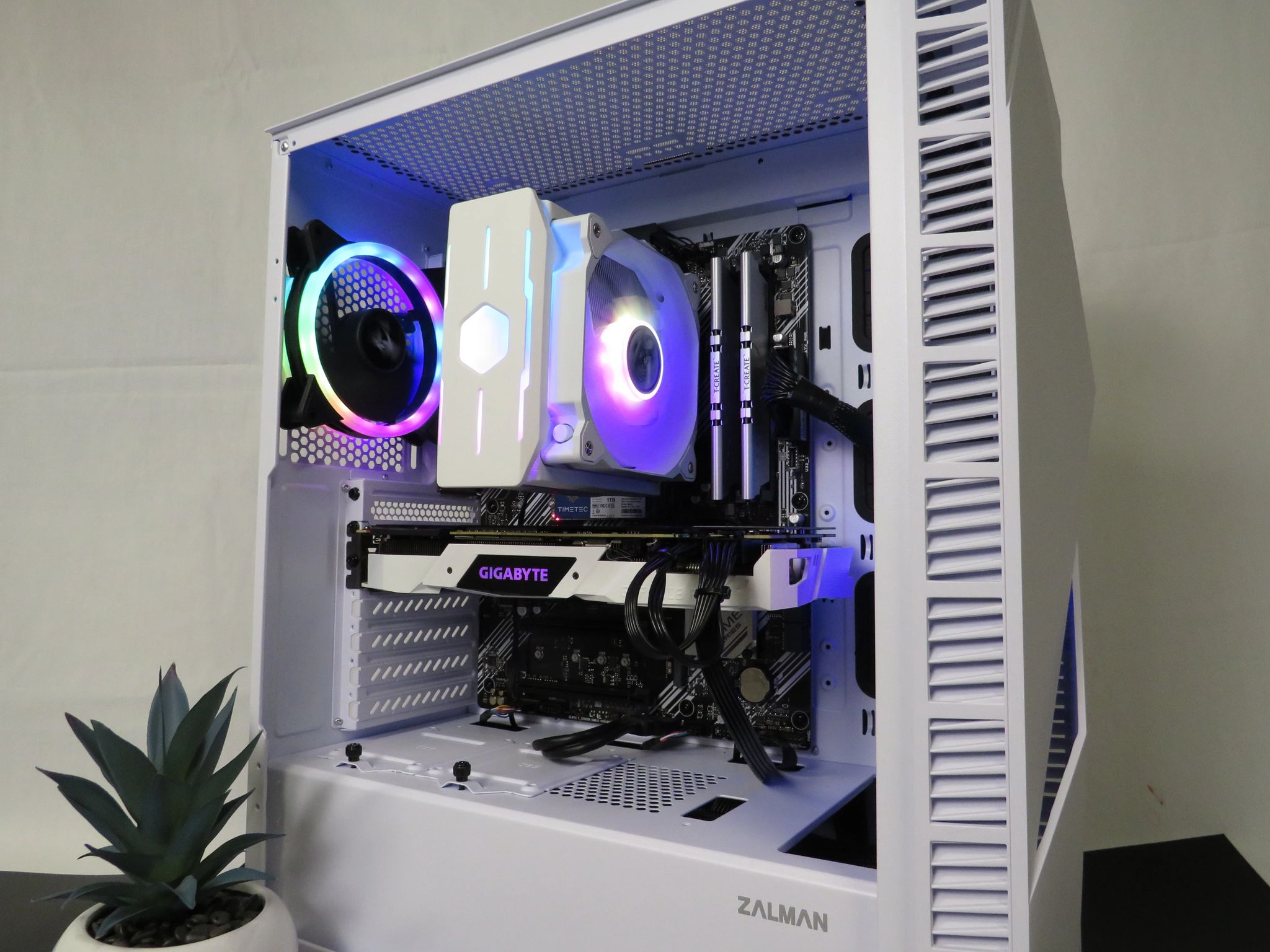 Black and White Beauty! RTX 2080 + Ryzen 5 2600X + 16 GB DDR4 + 1 TB NVME