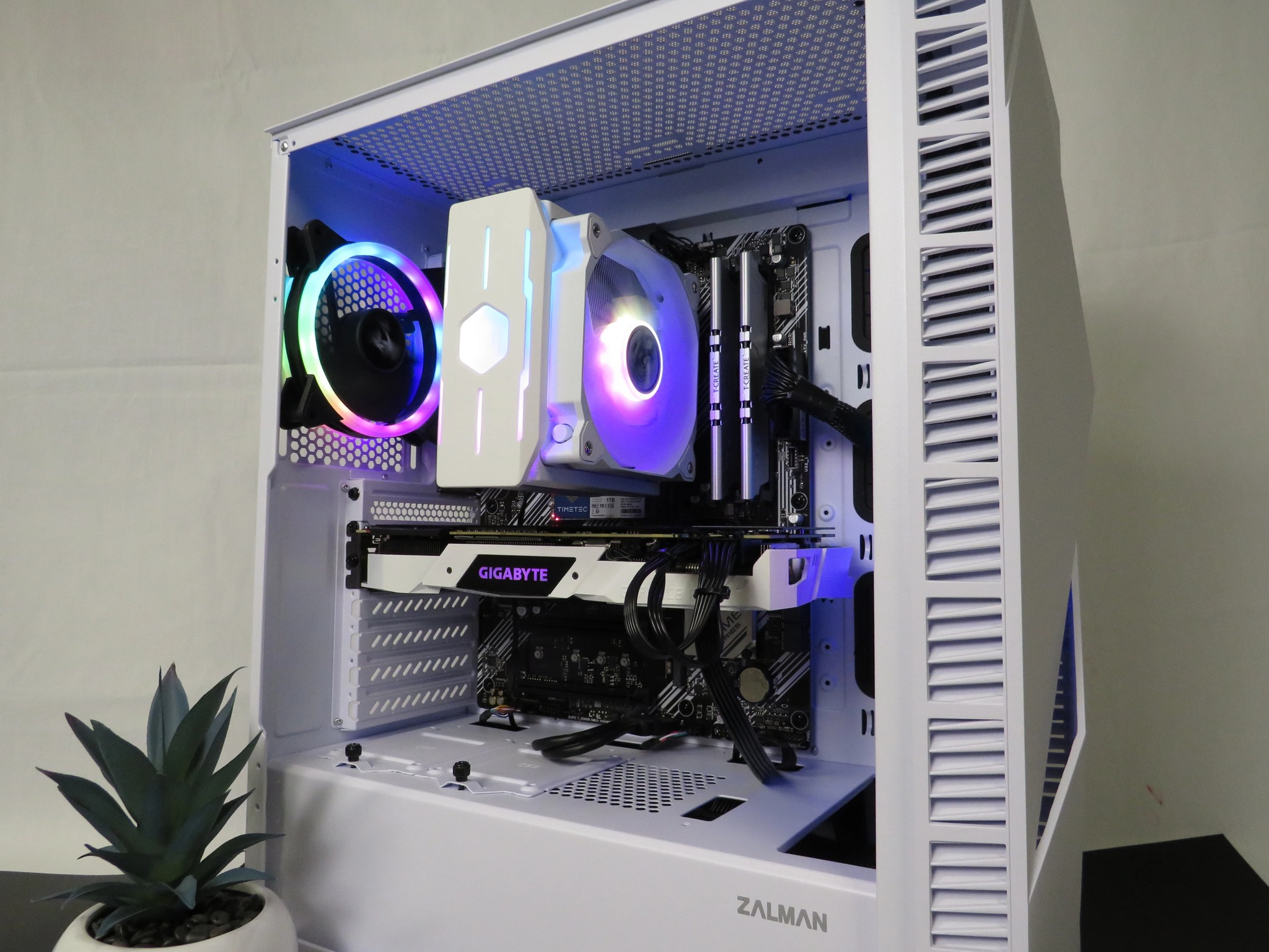 Black and White Beauty! RTX 2080 + Ryzen 5 2600X + 16 GB DDR4 + 1 TB NVME