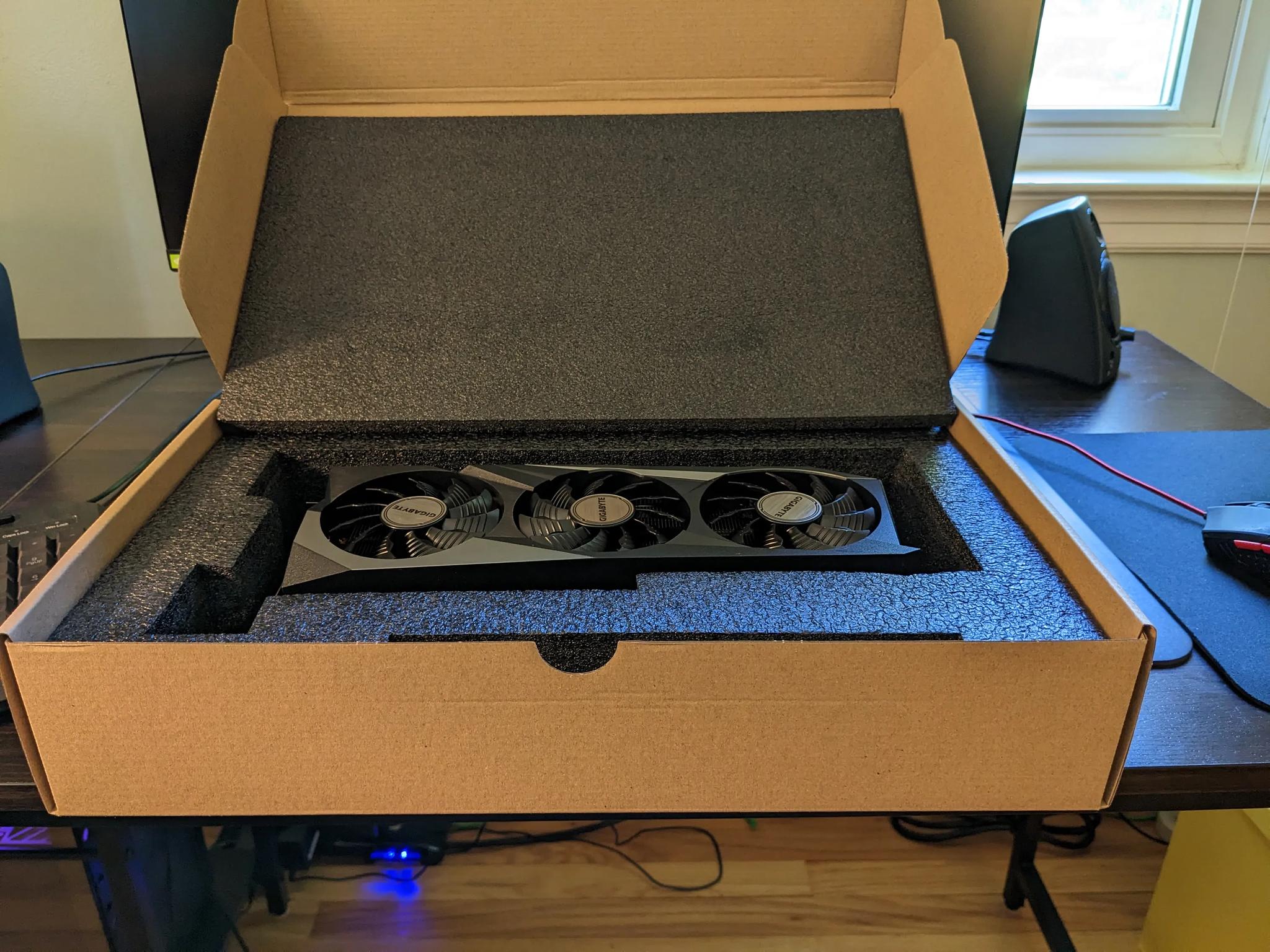 2 MONTH USED Gigabyte Radeon RX 6800 OC 16 GB