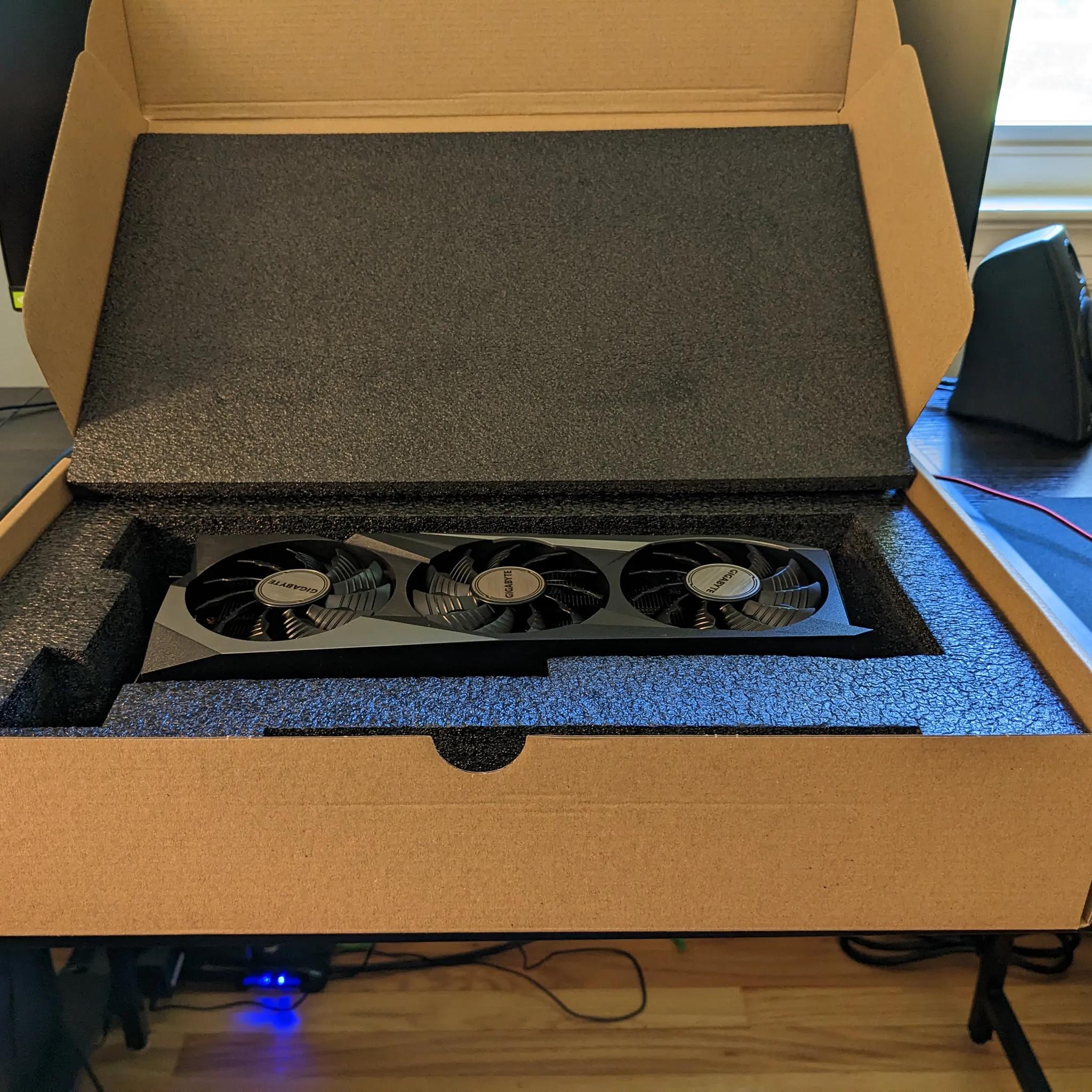 2 MONTH USED Gigabyte Radeon RX 6800 OC 16 GB