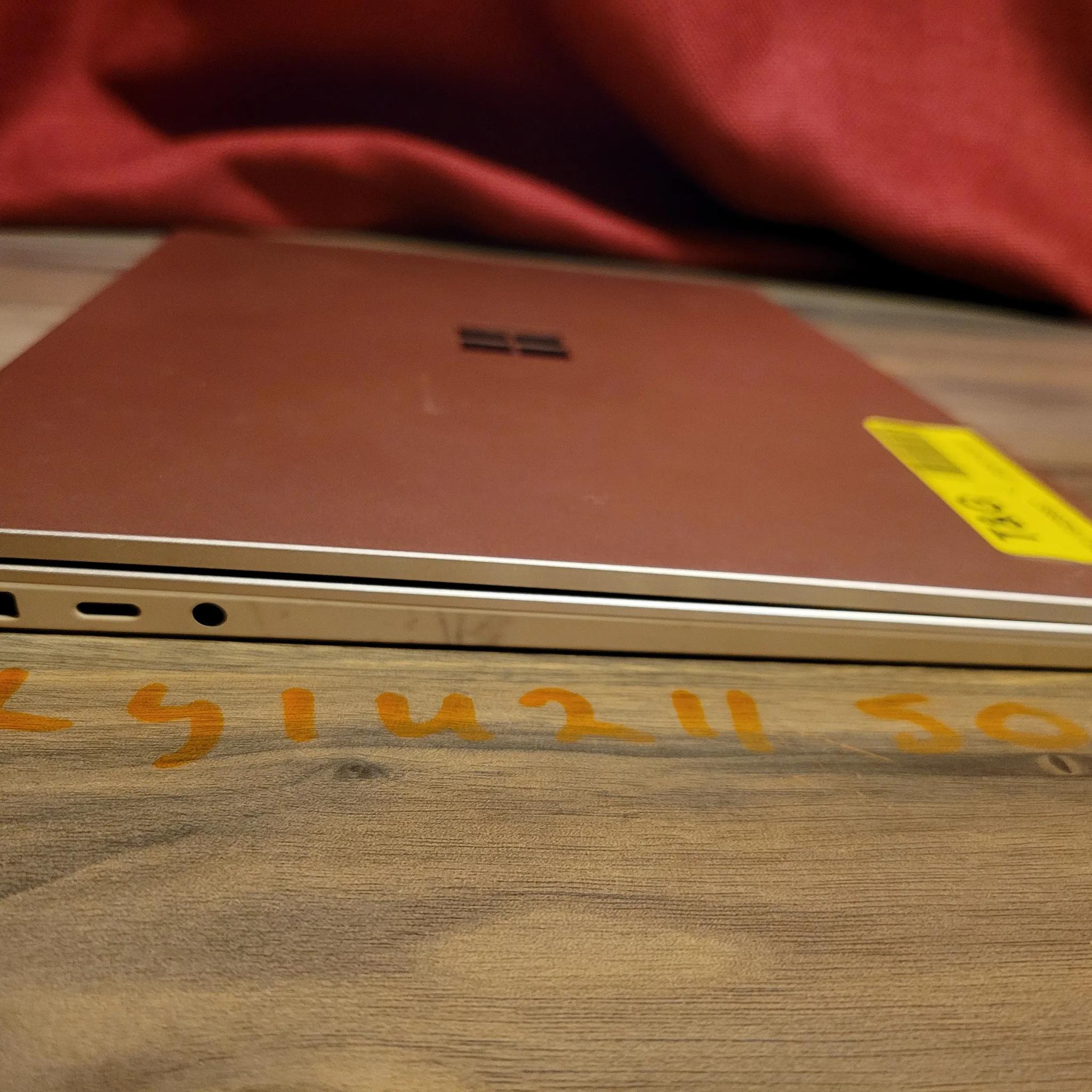 Microsoft Surface laptop Go - 128gb - intel i5 10th gen. - 12.4" touch screen