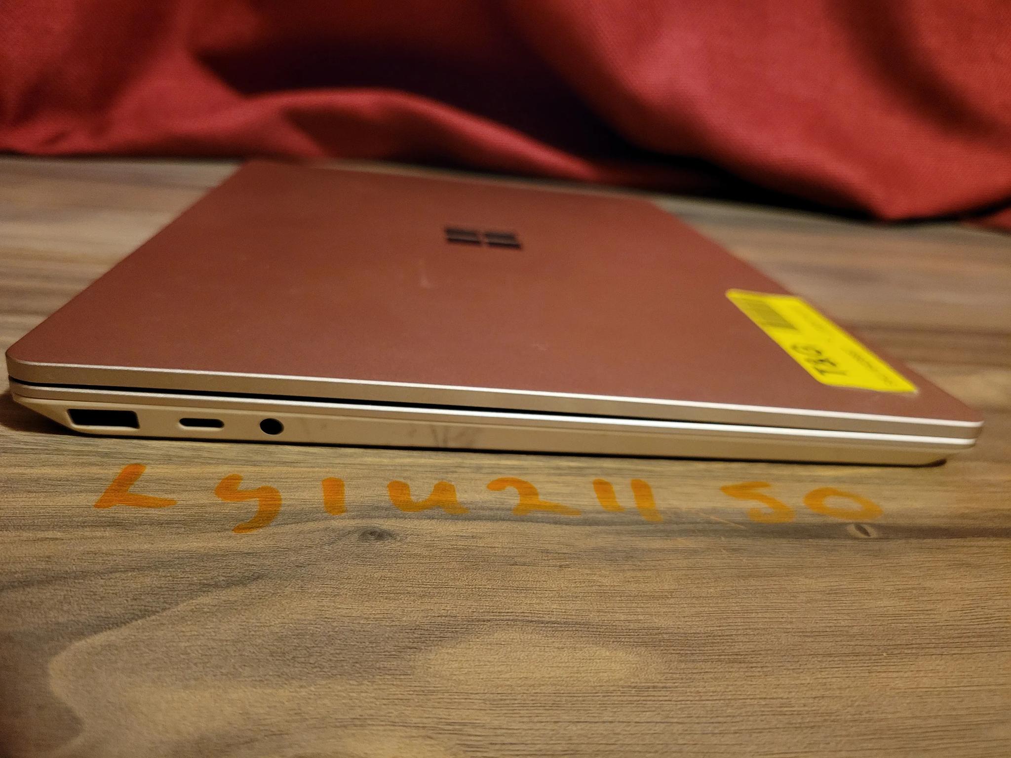 Microsoft Surface laptop Go - 128gb - intel i5 10th gen. - 12.4" touch screen