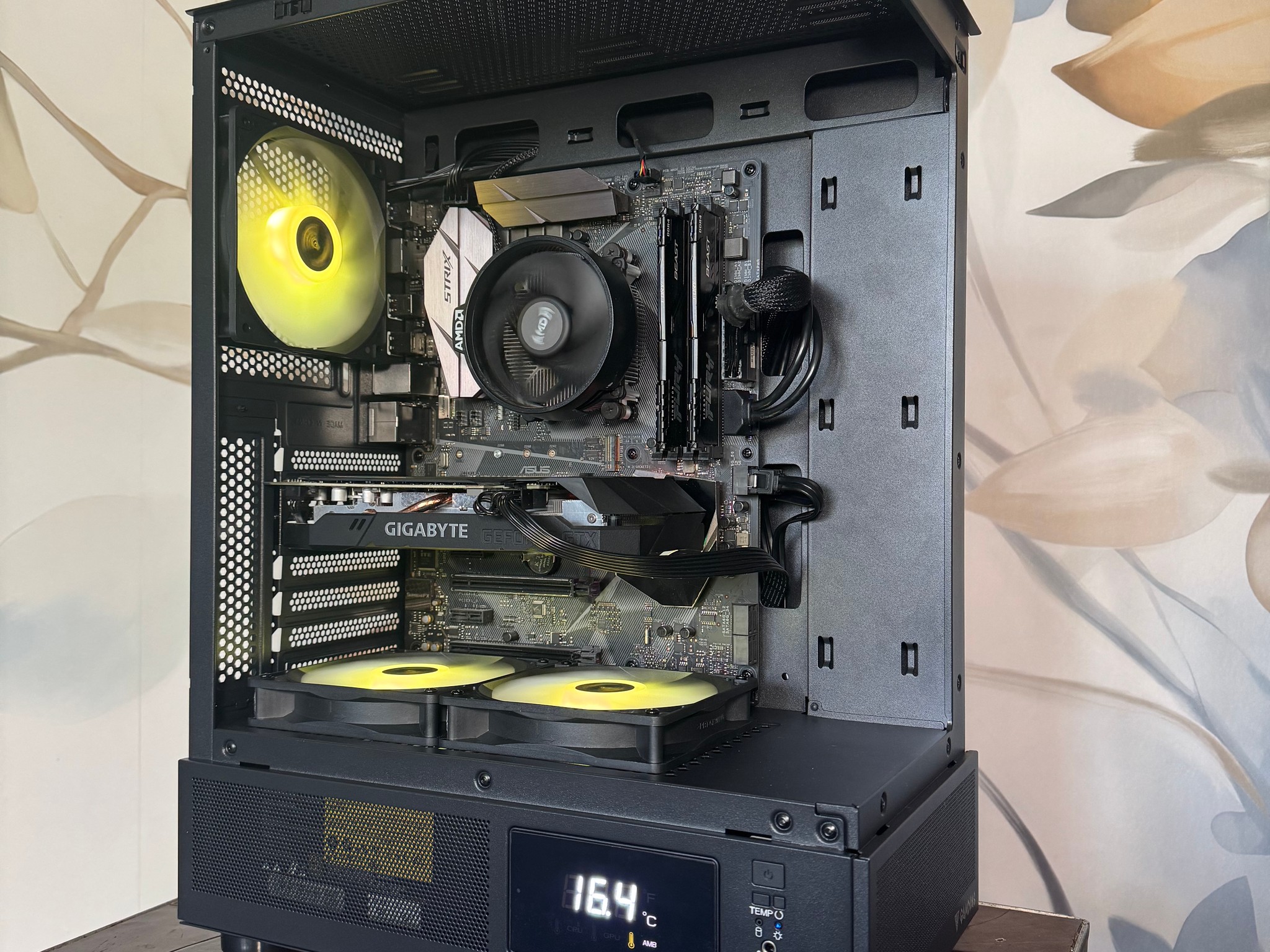 Panoramic Budget Gaming PC - GTX 1660 OC - Ryzen 5 - Temp Display - 740GB Storage