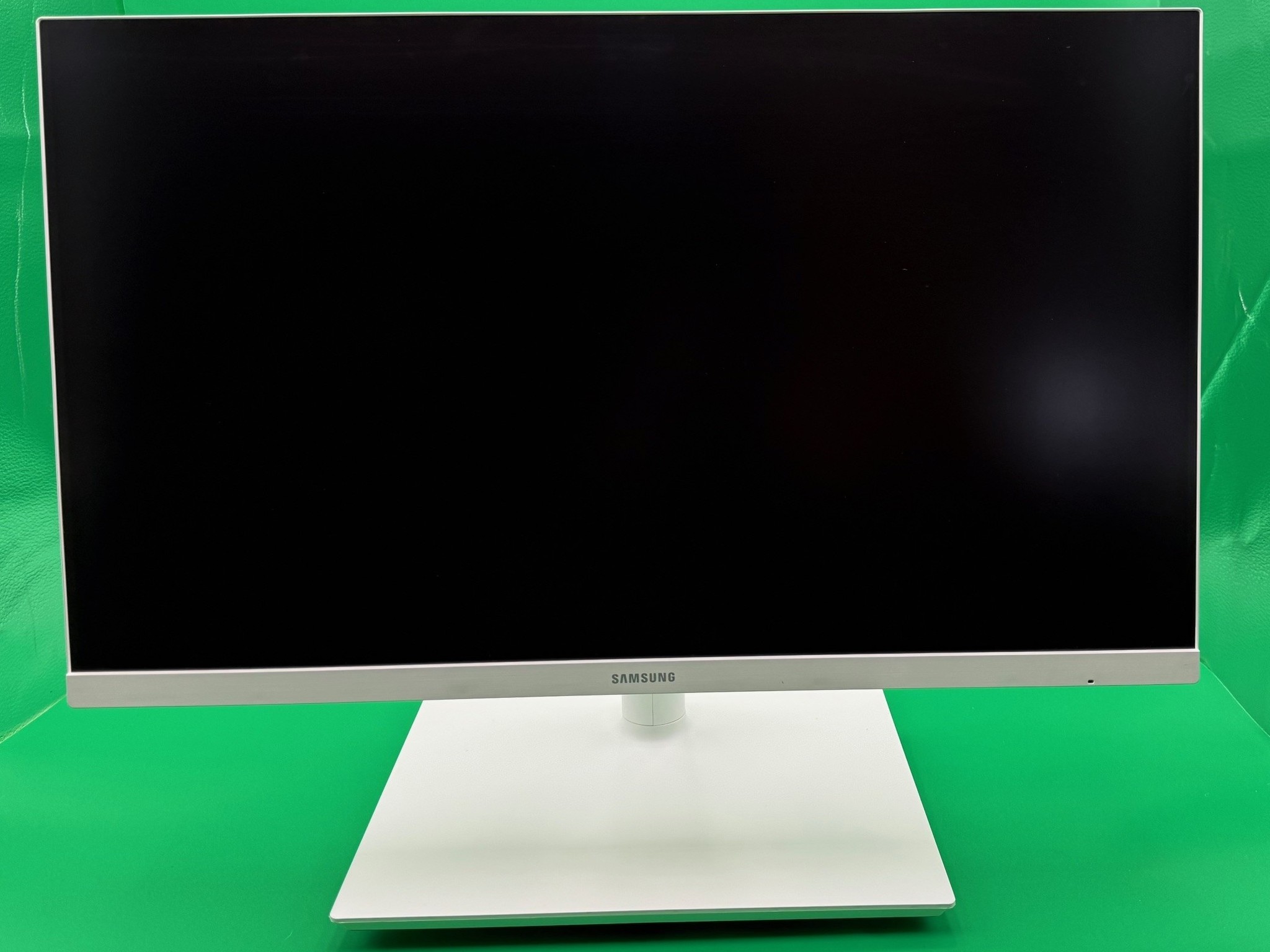 Ryzen 7 3800XT | 32GB RAM| 1.5TB SSD | Radeon Pro 8GB | 2x 24" Samsung Monitors