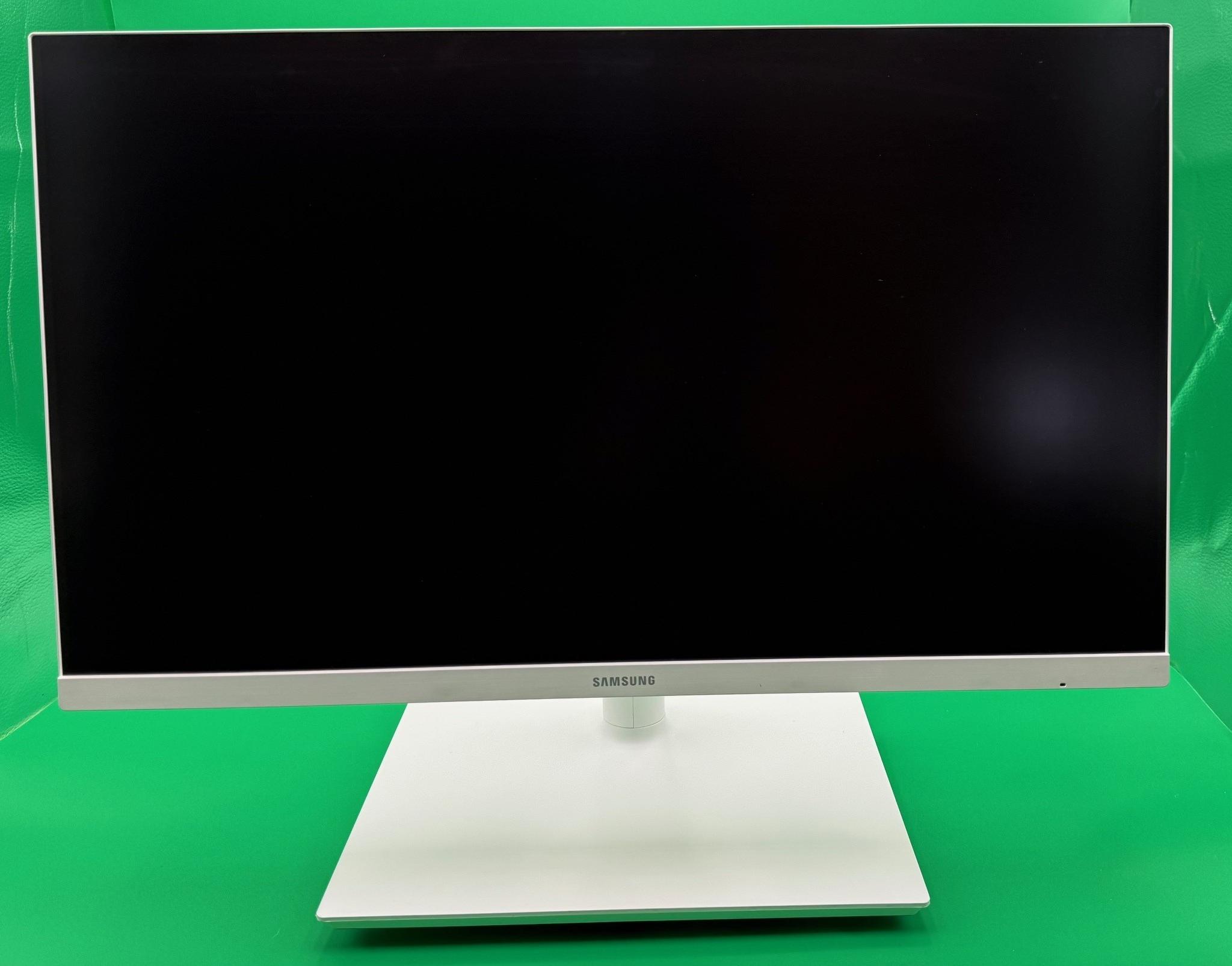 Ryzen 7 3800XT | 32GB RAM| 1.5TB SSD | Radeon Pro 8GB | 2x 24" Samsung Monitors