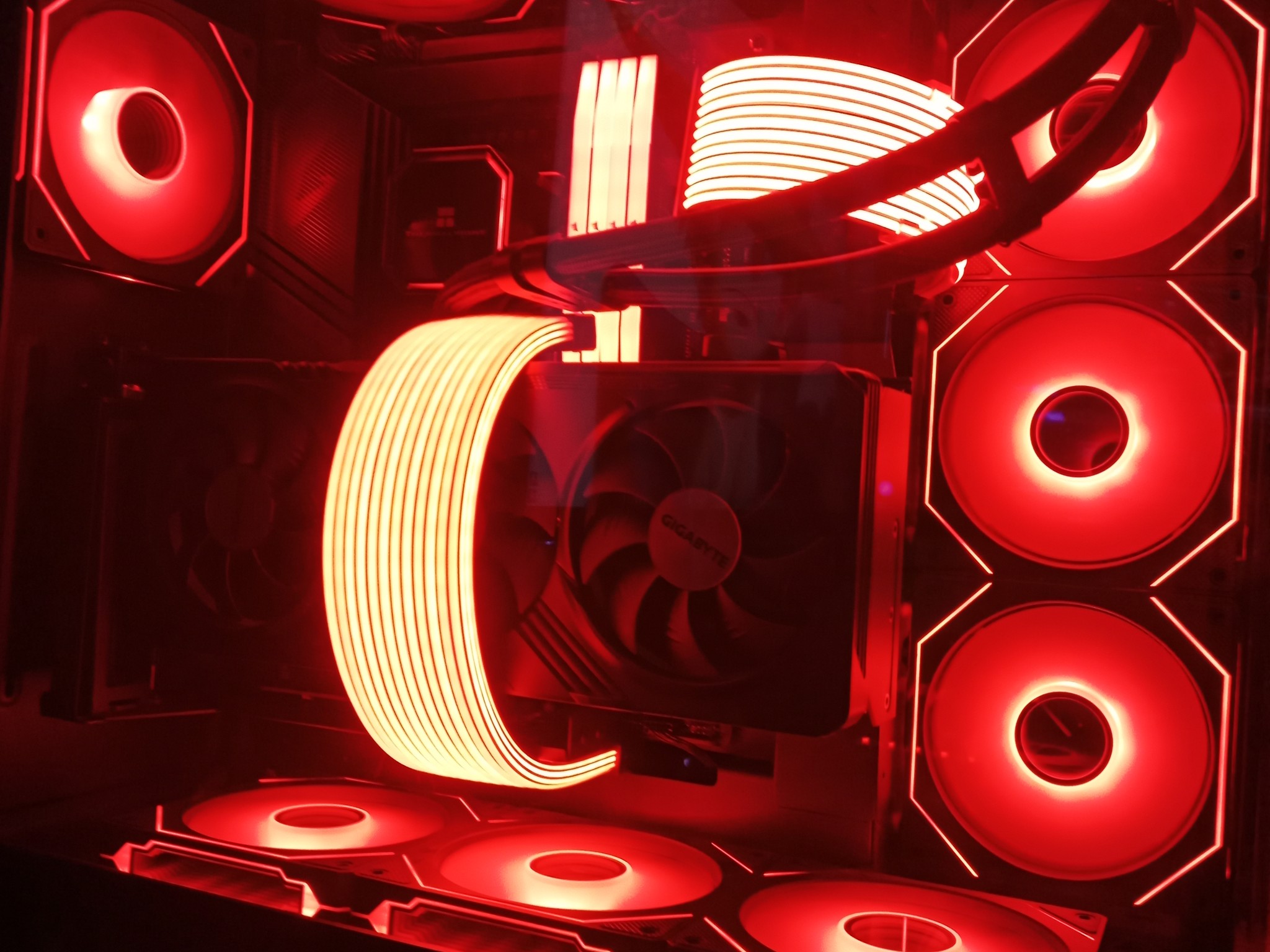 RGB Beast | 4070 TI Super | 14700KF | 32 GB DDR5 |