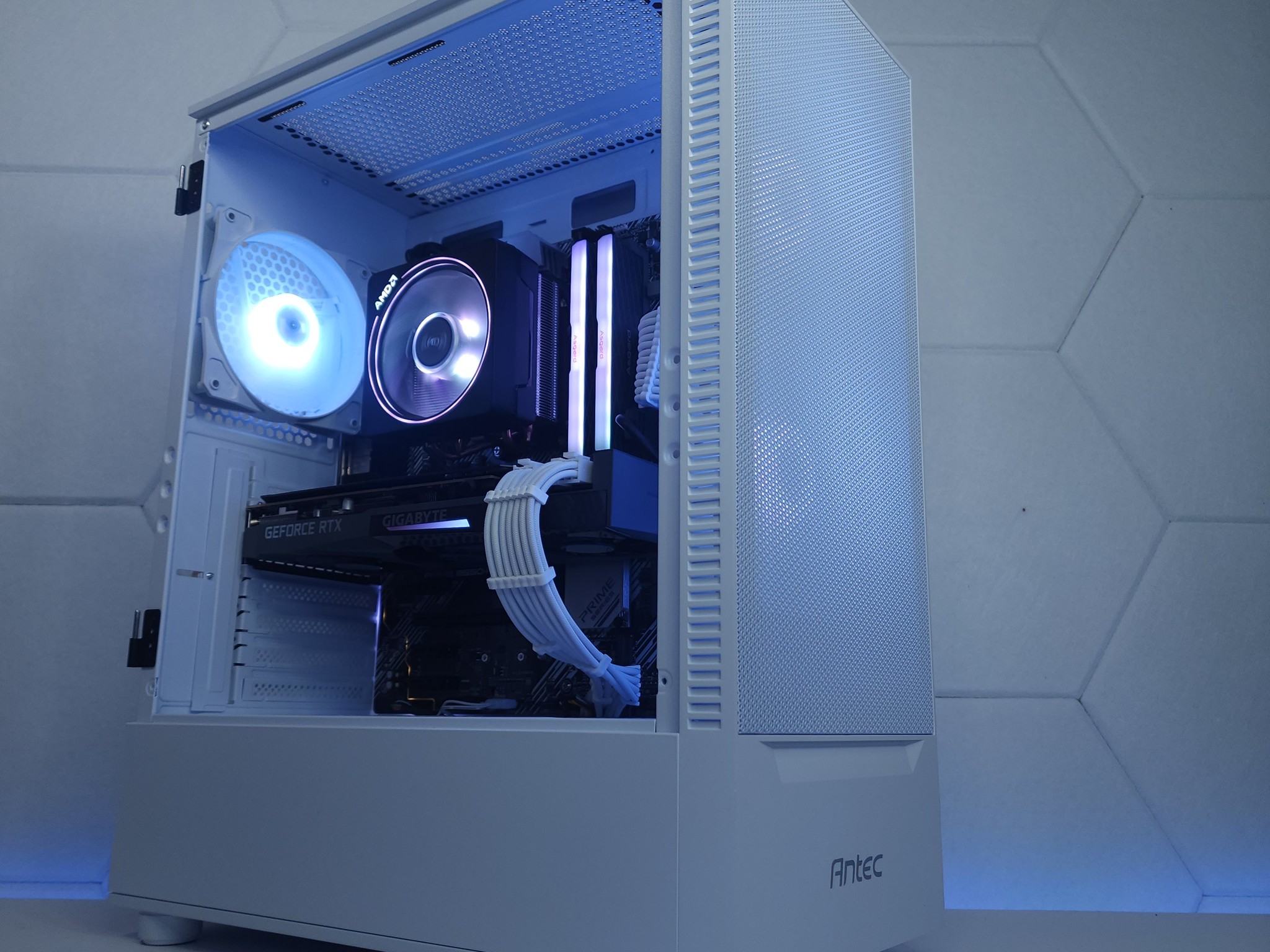 💙🤍RTX 3070 | Ryzen 5 5600G | 16GB 3200MHz | 1TB NVMe SSD