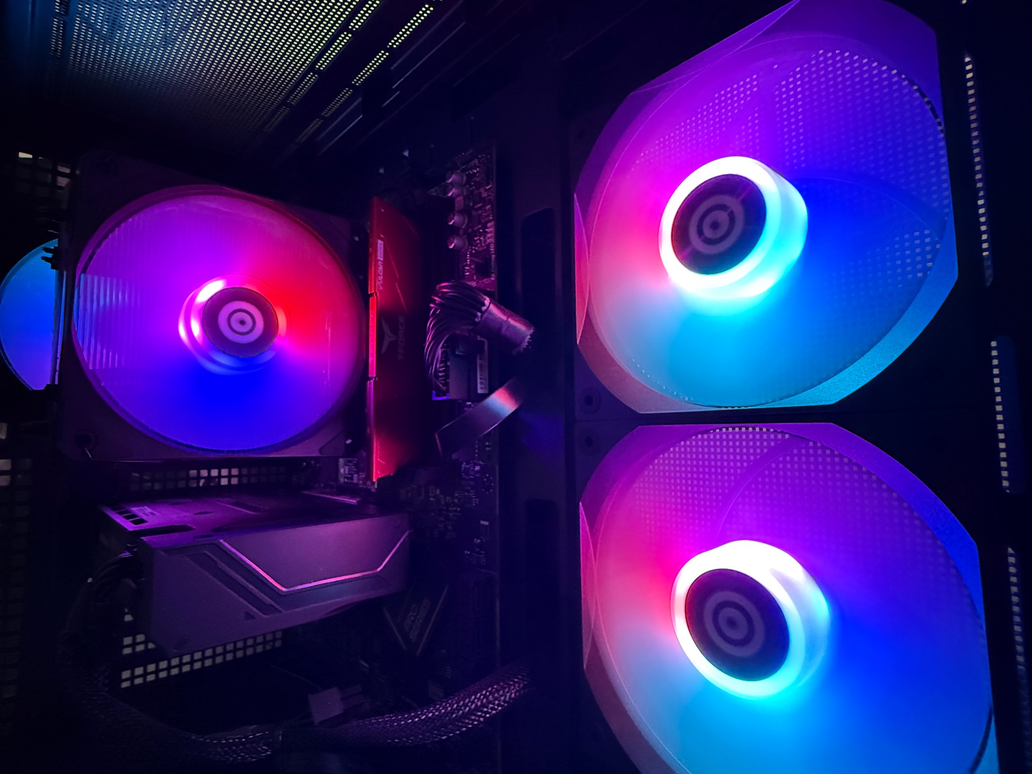 Cyberpower PC RTX 4060 Ti 8gb - Ryzen 7 8700F 4.1 GHz 16 gb DDR5 ram