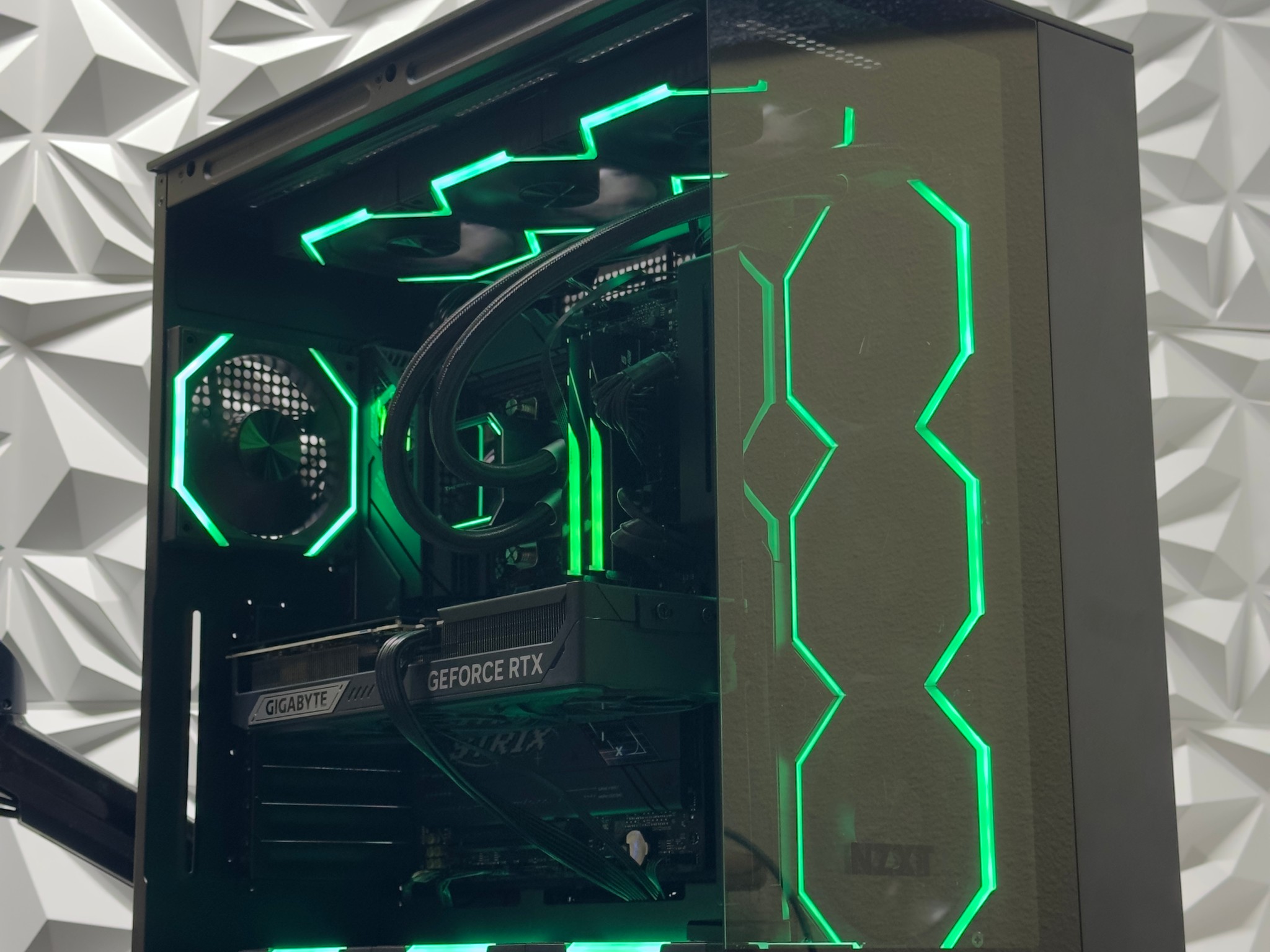 RTX 5070 Ti / Ryzen 7 9800X3D / 32GB 6000MHz CL30 DDR5 / 2TB crucial ssd / Windows 11 by