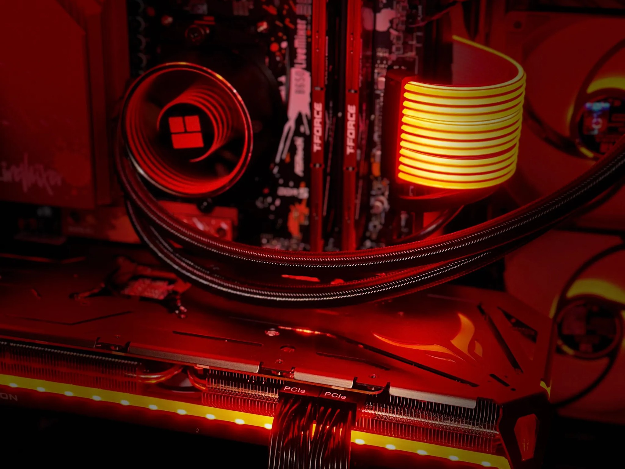 Red Harlow | Ryzen 5 7600x | RX 7800 XT 16 GB | 32 GB DDR5 RAM | 1 TB SSD
