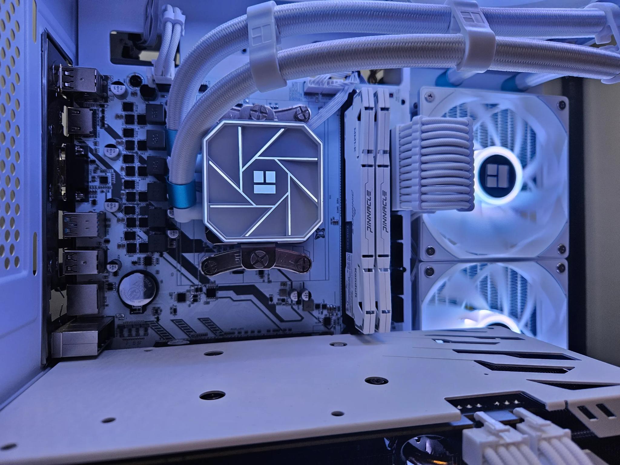 Liquid cooled Arctic Rig Ryzen 5 / 32GB DDR4/  2TB SSD / RTX 3060 12GB