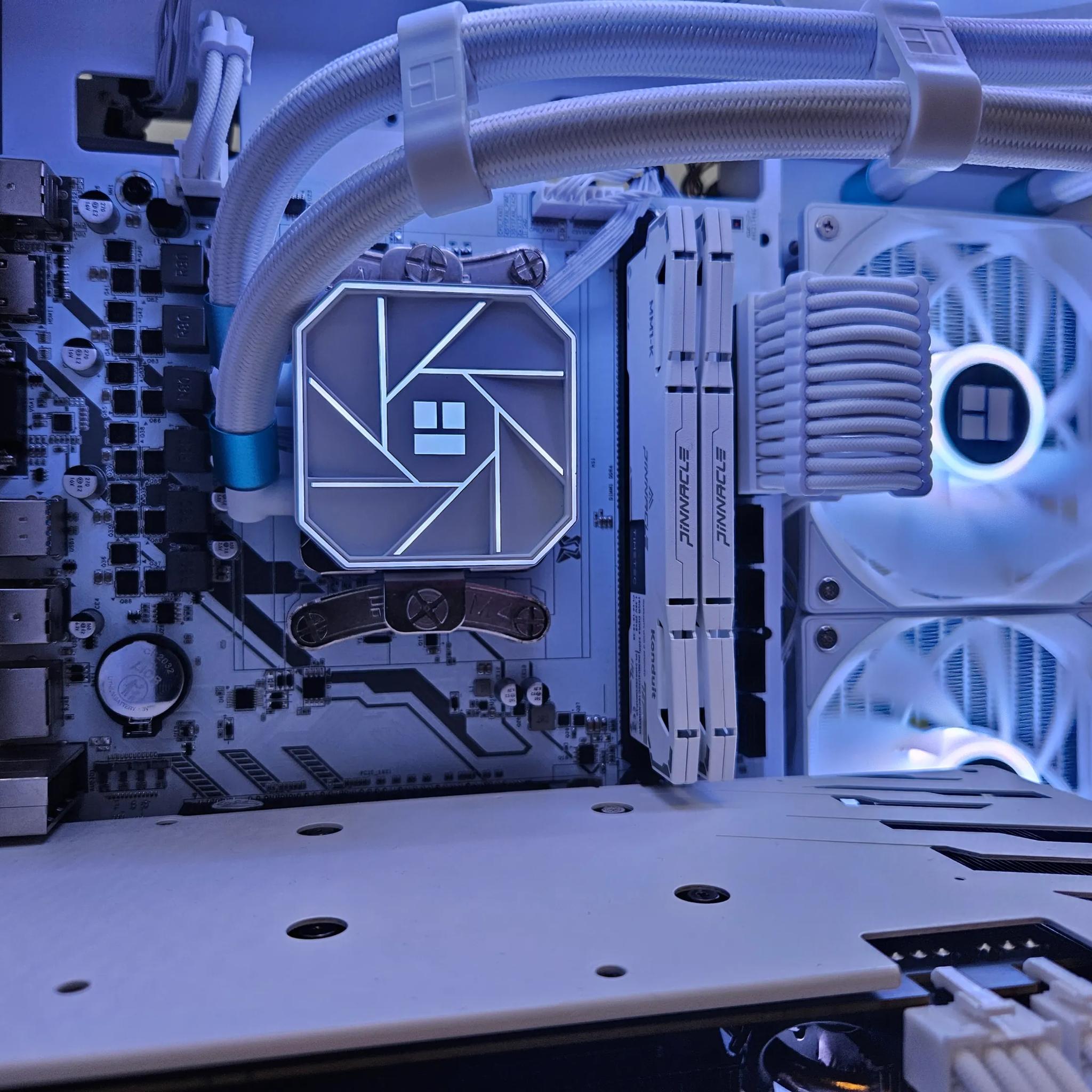 Liquid cooled Arctic Rig Ryzen 5 / 32GB DDR4/  2TB SSD / RTX 3060 12GB