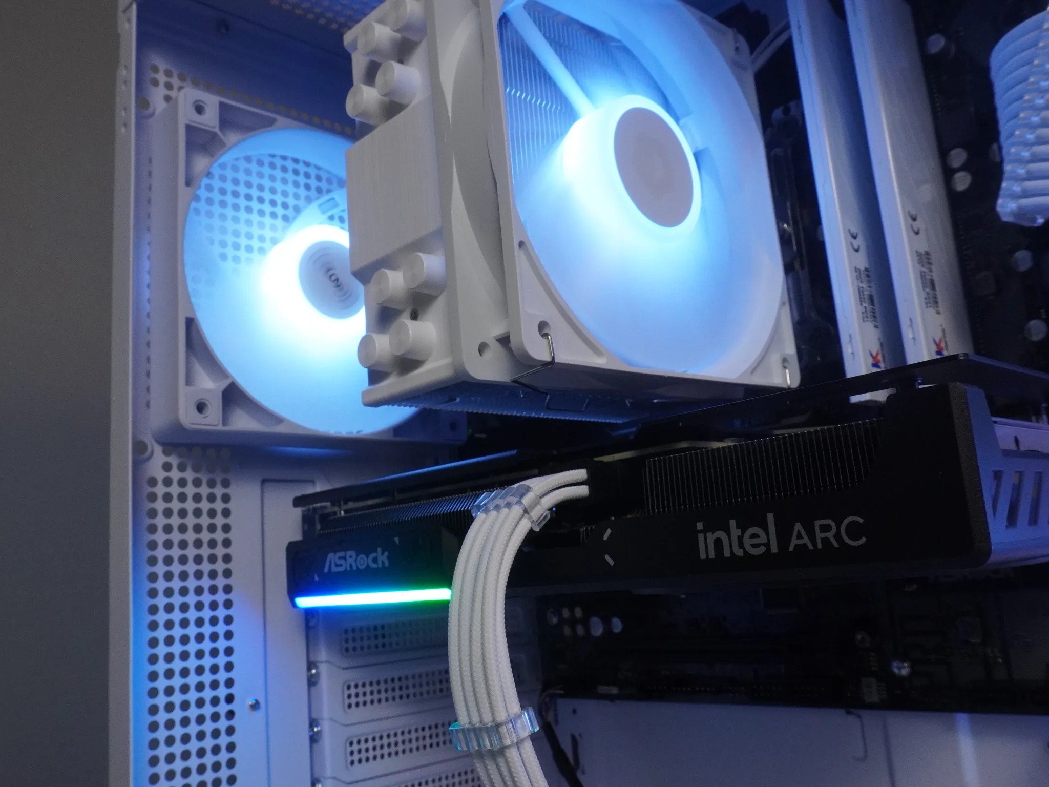 🤍AESTHETIC🤍 INTEL 1440P 💙ARC B570 10GB💙 💙i5 12400f💙 32GB RAM, 1TB NVME, WIFI, WINDOWS ACTIVATED