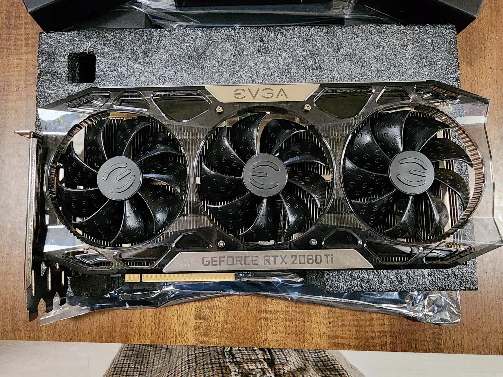 EVGA Nvidia GeForce  RTX  2080 Ti  FTW3 ULTRA GAMING pn 11g-p4-2487-kr with lots of xtras Carbon Kit